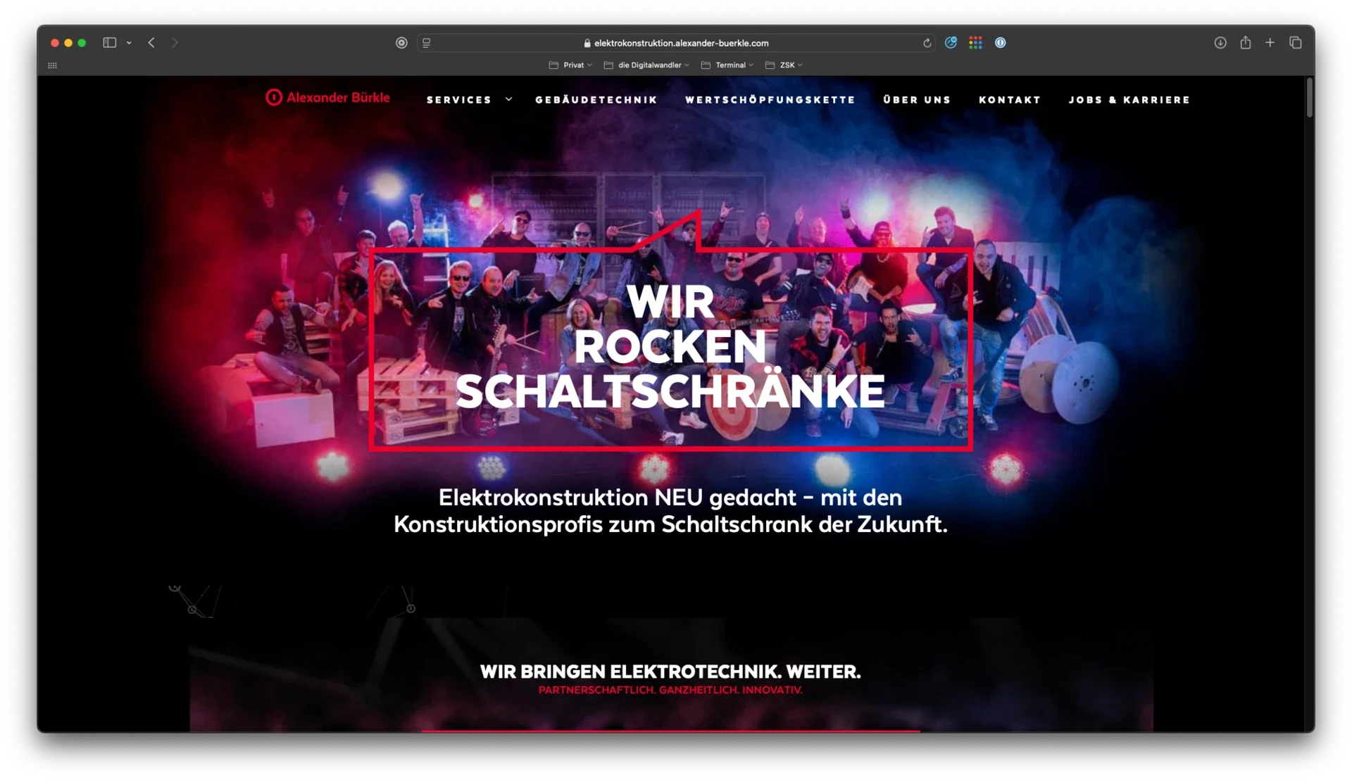Startseite einer Webseite mit einem Team, das auf einer Bühne mit Licht- und Soundeffekten sitzt, und Text, der sagt 'Wir rocken Schaltschänke' sowie eine Beschreibung der Elektrokonstruktion. Oberhalb befindet sich die Navigation mit Menüpunkten wie Dienstleistungen, Gebäudetechnik, Wertschöpfungskette, Über uns, Kontakt, Jobs & Karriere.
