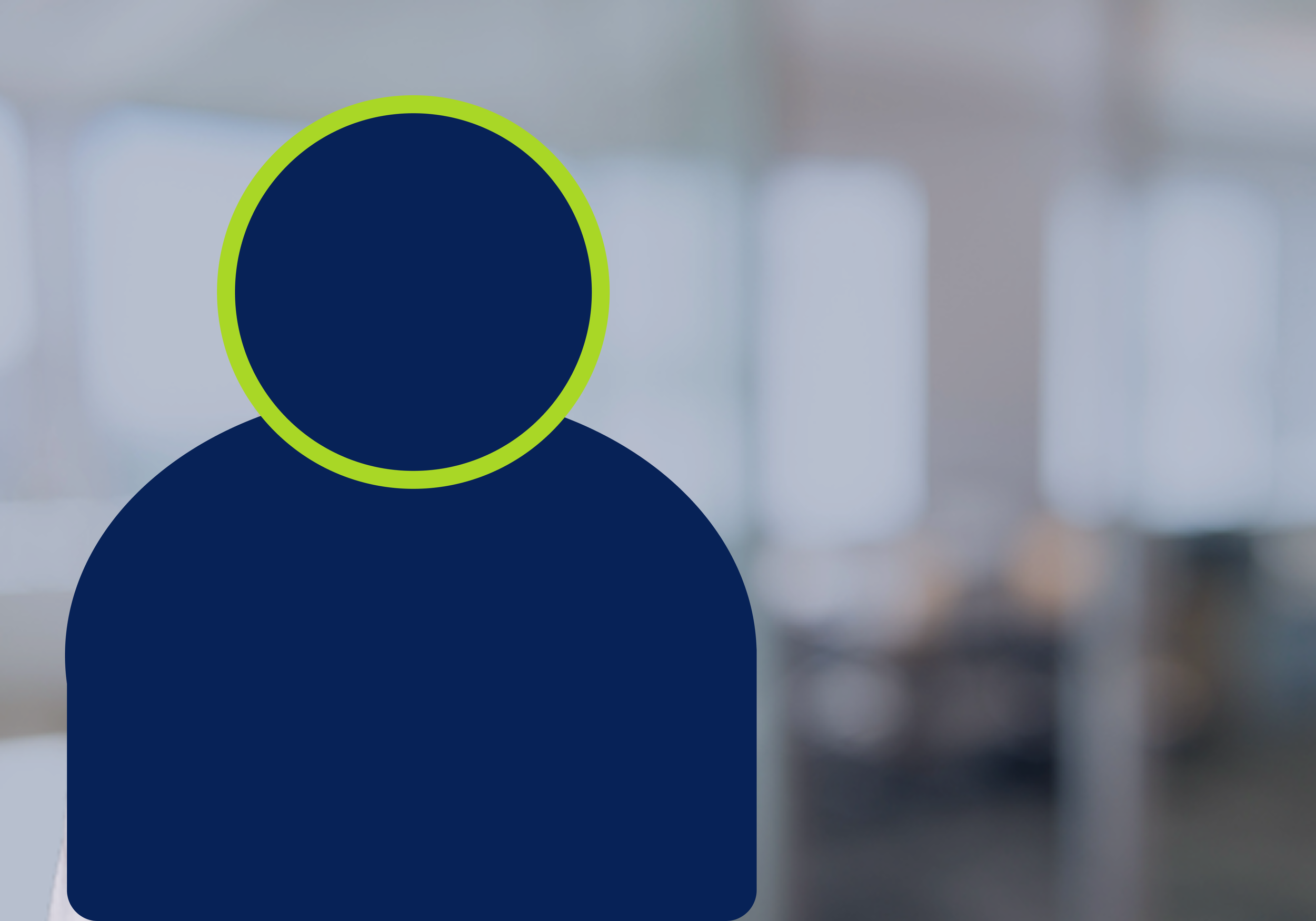 Symbol eines anonymisierten Nutzers mit dunkler Kleidung auf einer verblassten, modernen Büro- oder Konferenzraum-Hintergrund.