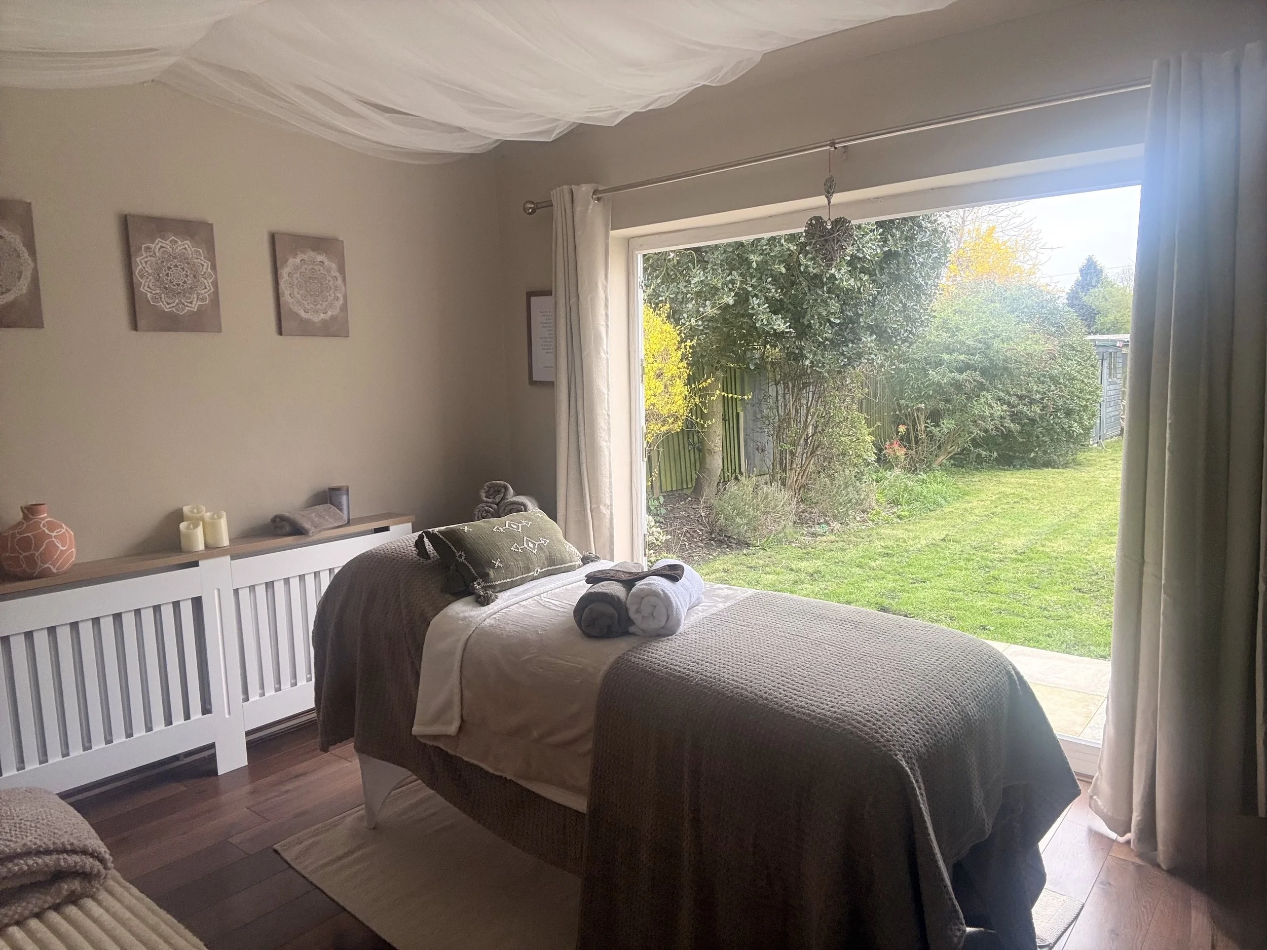 aromatherapy-massage-warrington-root-and-petal-jpg