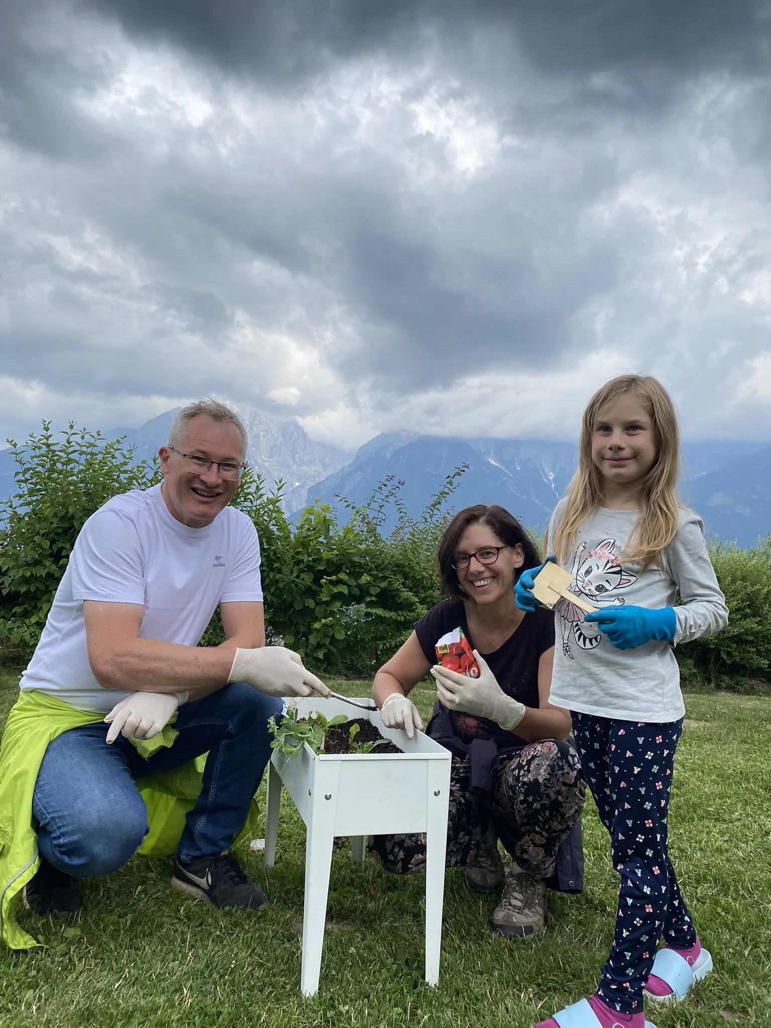 Familienernte Hochbeet.JPEG