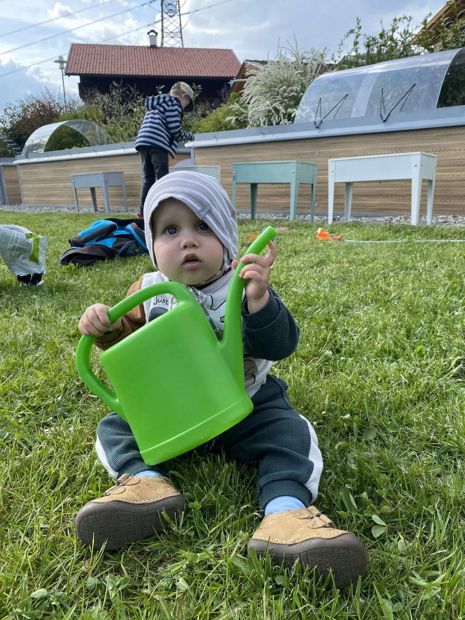 Kind mit Gießkanne.JPEG