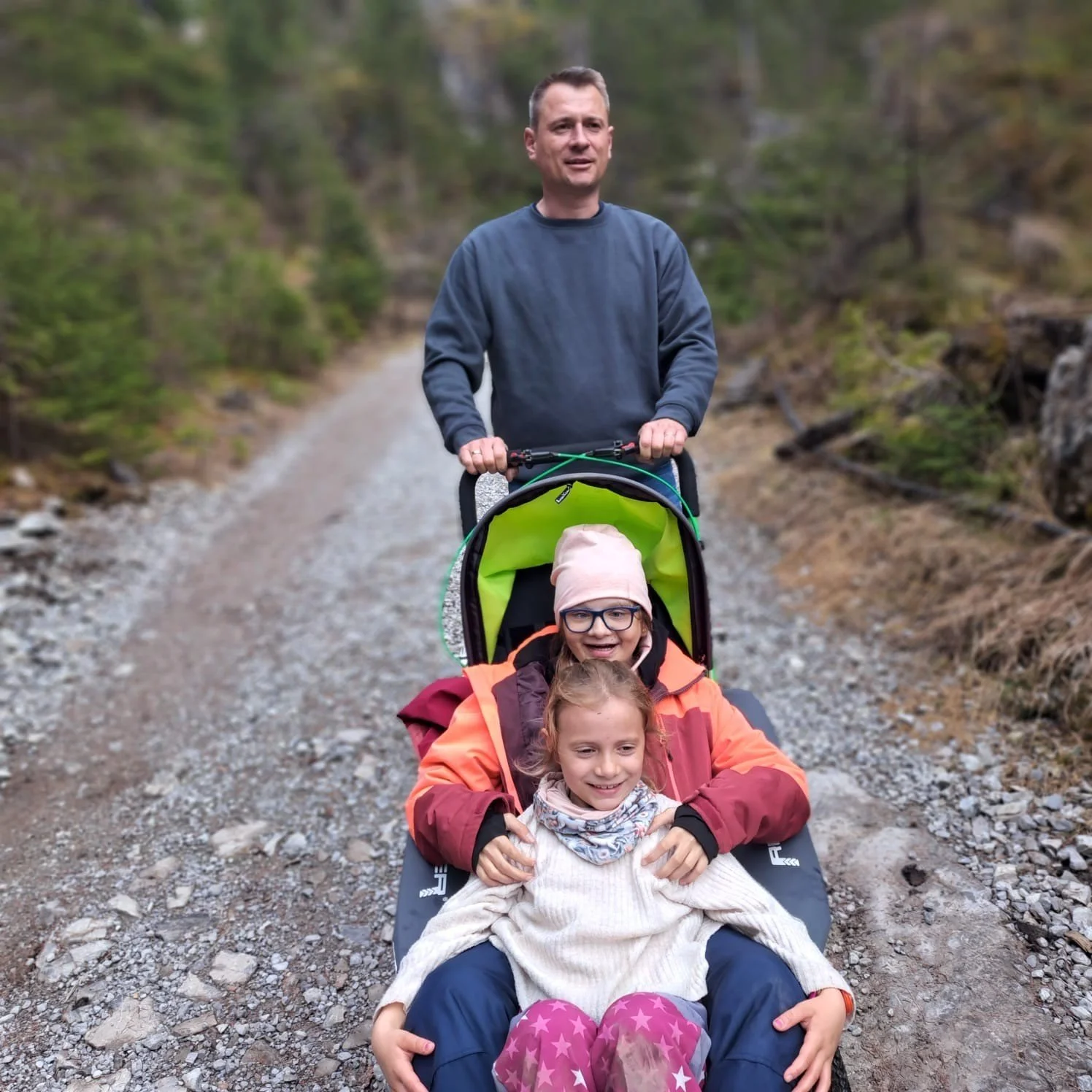 Josy und Schwester im Reha-Buggy.jpg
