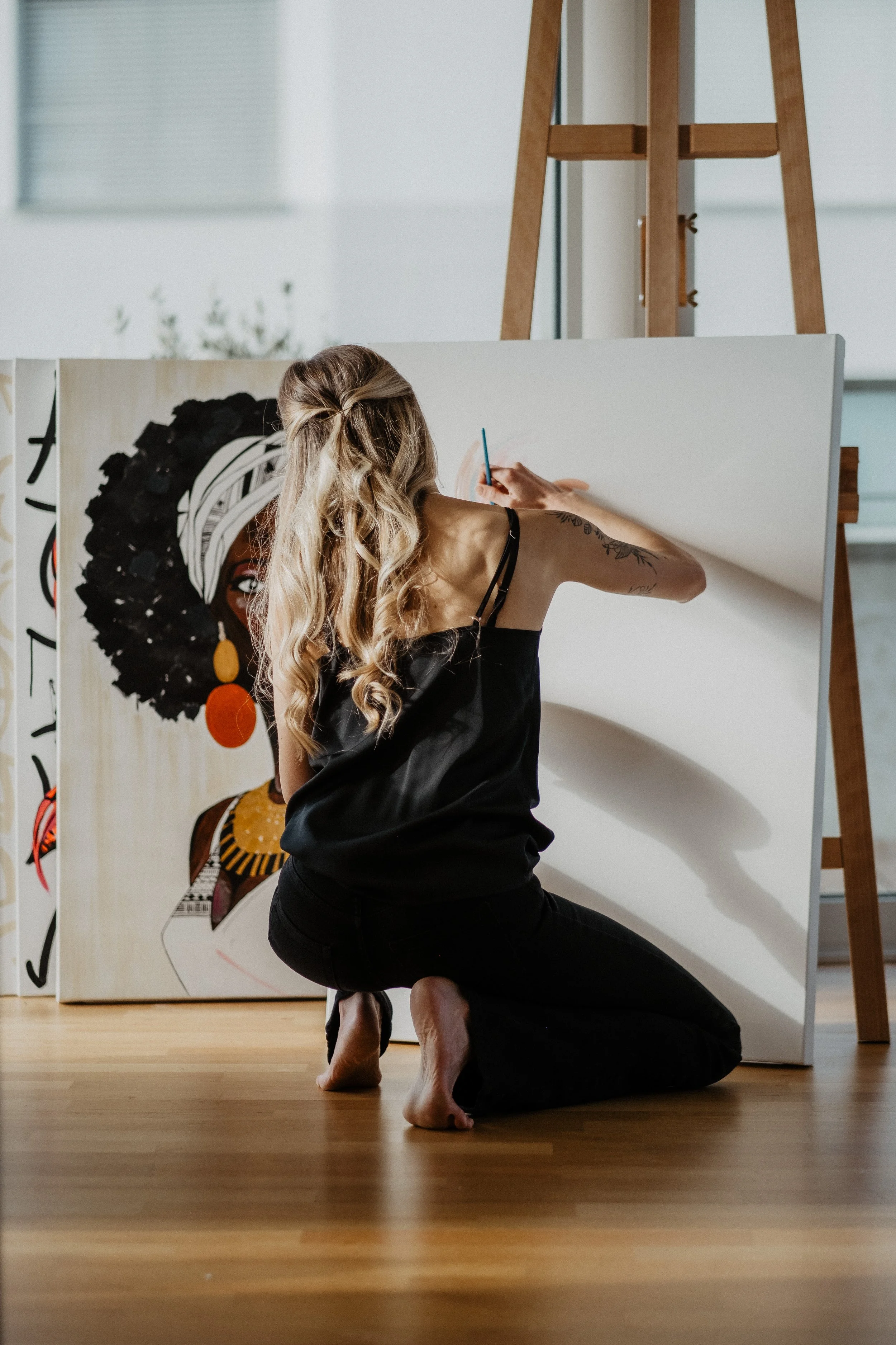 Sylvia Matitschka, Gründerin von Onirique Studio Zürich Leinwand am zeichnen