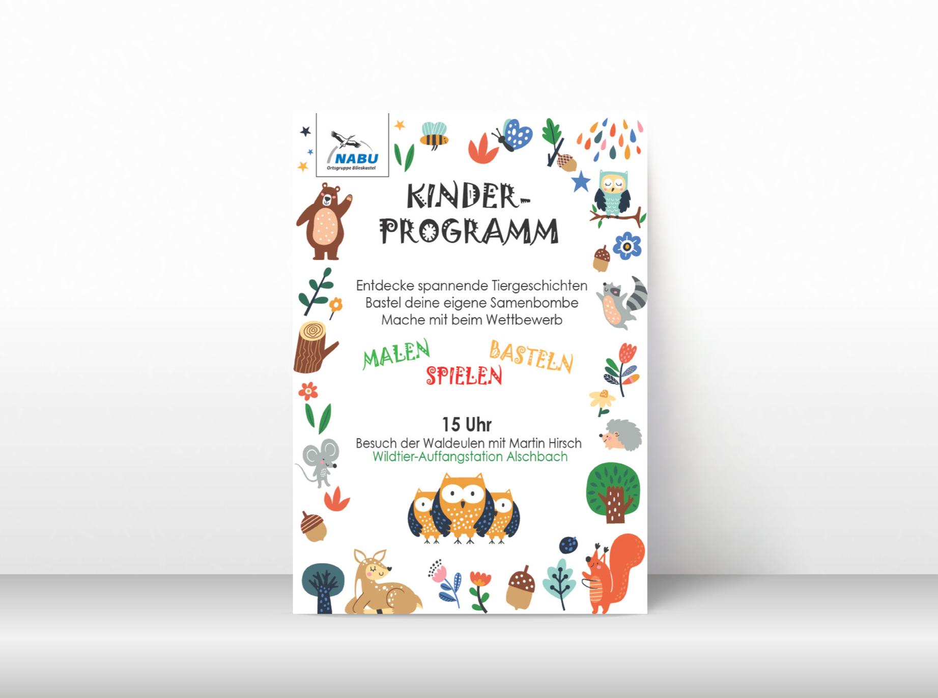 Ein farbenfrohes Plakat für ein Kinderprogramm mit dem Titel "Kinderprogramm". Das Programm beinhaltet Tiergeschichten, Basteln und Spielen, beginnt um 15 Uhr, inklusive Besuch der Waldeulen mit Martin Hirsch in der Wildtier-Auffangstation Alsbach. Das Plakat ist mit Tier- und Naturmotiven gestaltet, darunter Eulen, Füchse, Mäuse, Eicheln, Pilze, Blumen und Bäume.