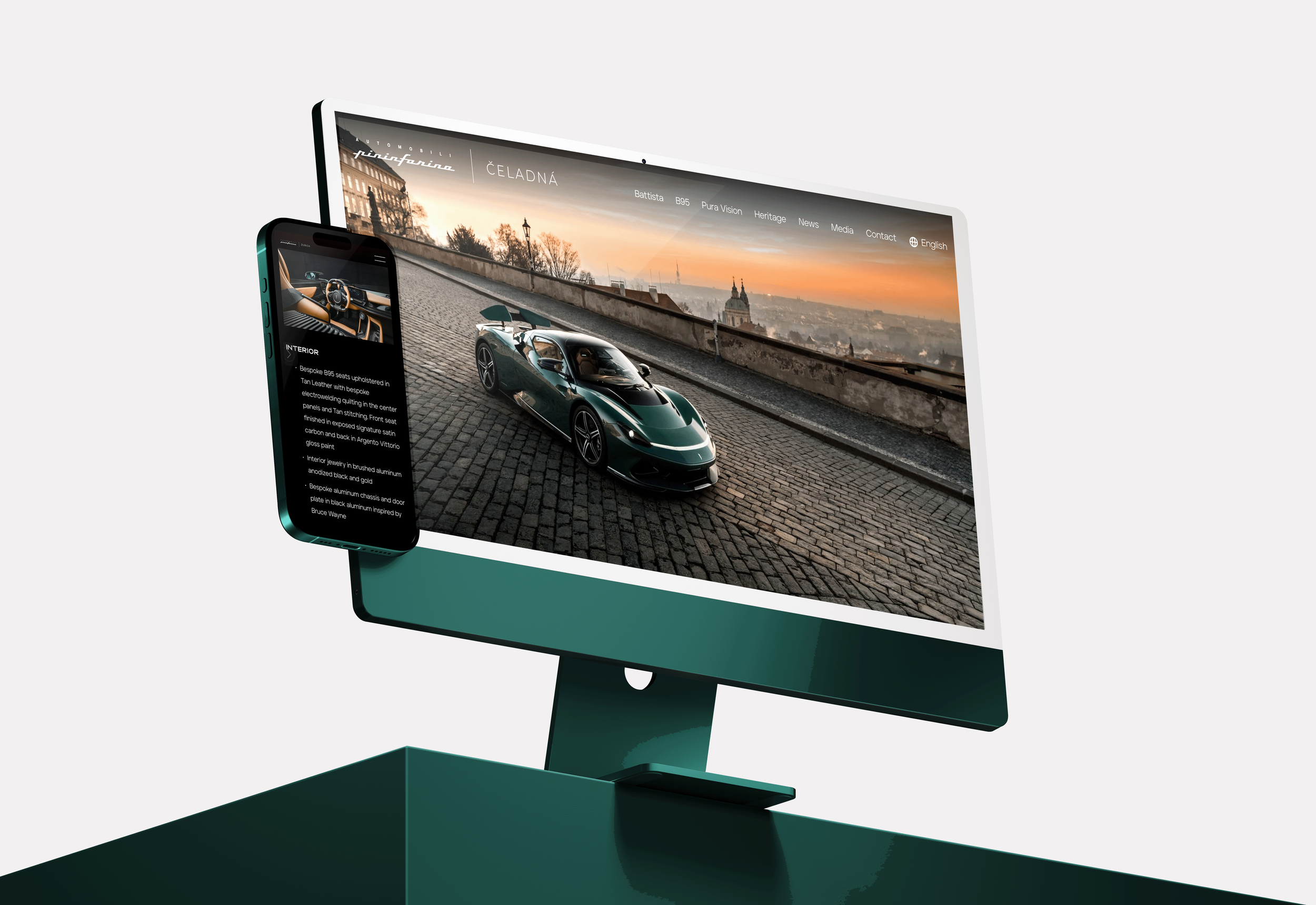 Ein Computerbildschirm zeigt eine Website mit einem Sportwagen in einer Altstadt bei Sonnenuntergang, daneben ein Smartphone mit einem Innenraumfoto des Autos.