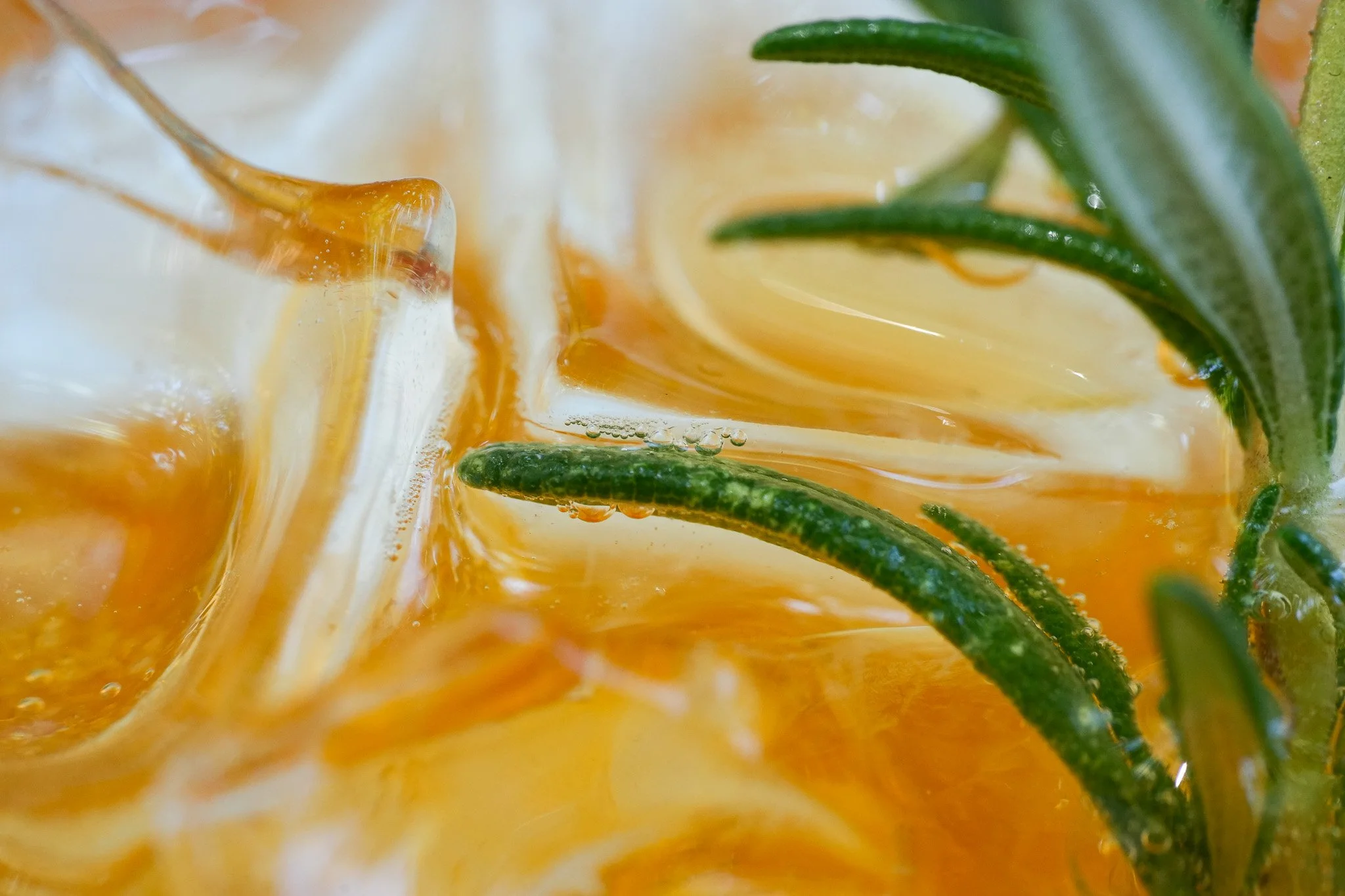 Nahaufnahme, Produktfotografie eines Cocktails mit Rosmarin 
