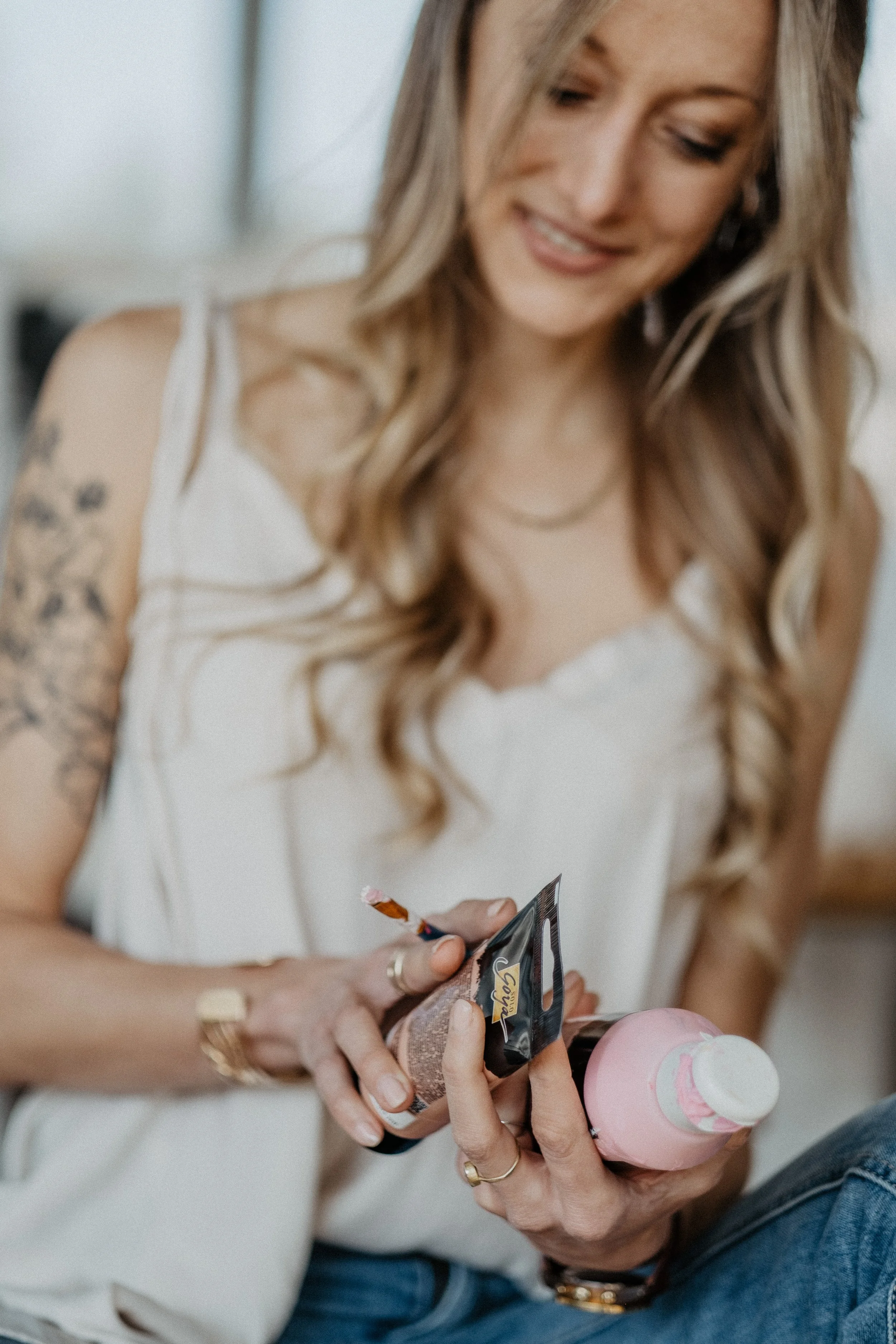 Sylvia Matitschka, Gründerin von Onirique Studio Zürich am Zeichnen