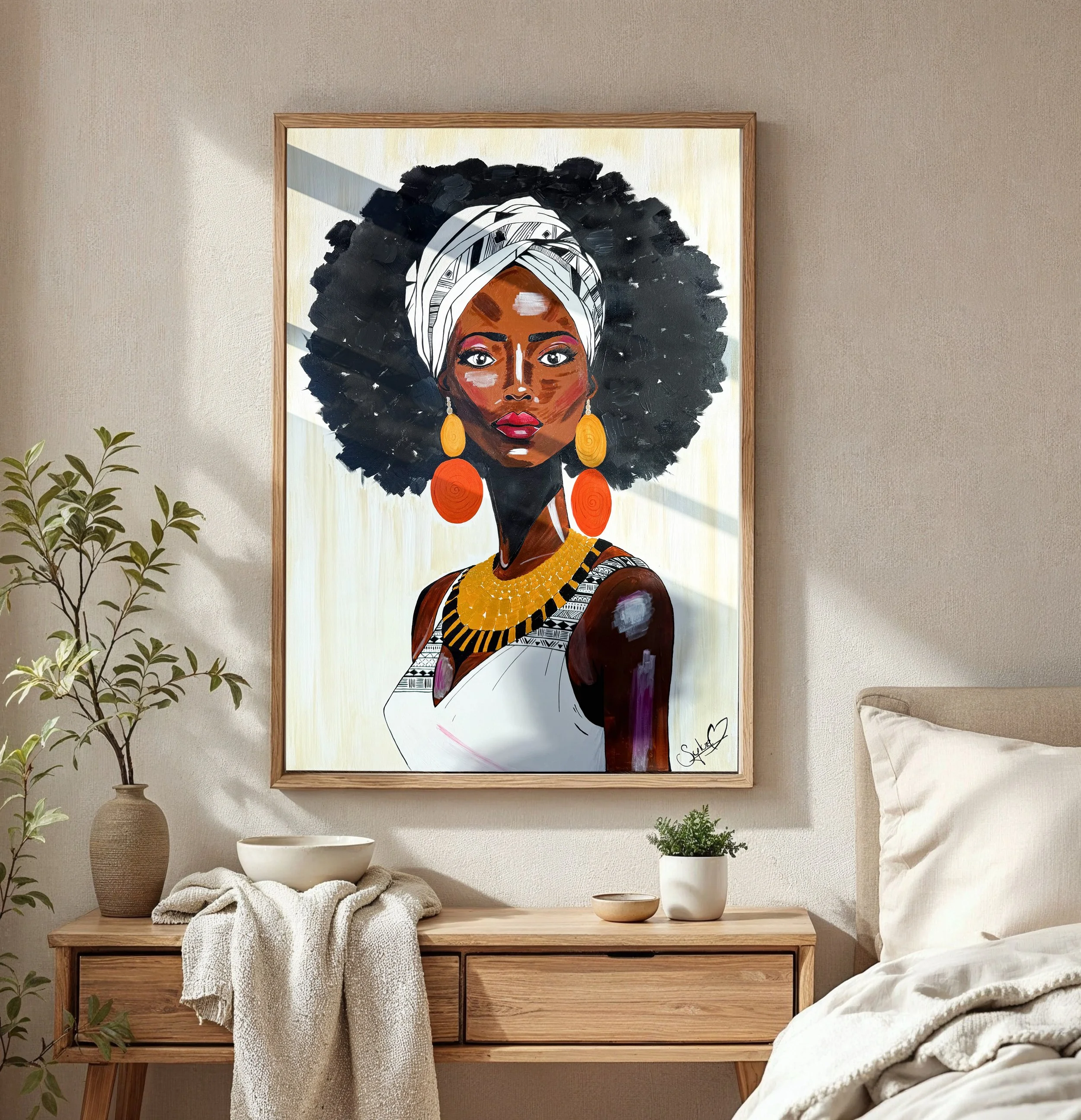 Zeichnung, Leinwandbild einer schwarzen Frau mit Locken und großen Ohrringen, dekoriert mit einem weissen und schwarzen Kopftuch, hängt über einem Holz Sideboard. 