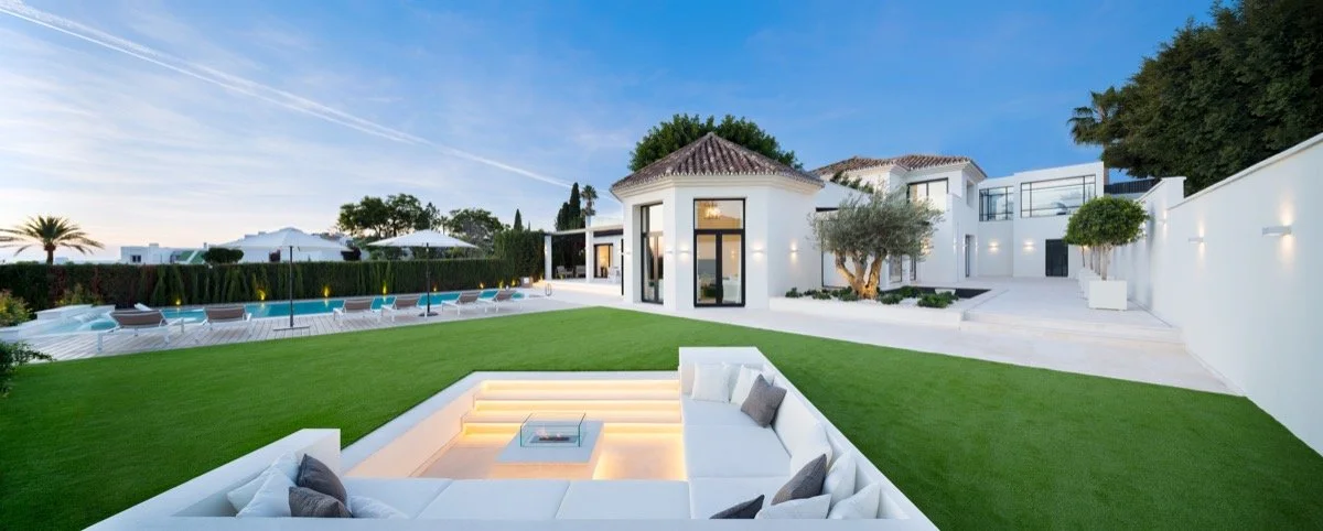 Modern villa in Marbella Golf Valley with panoramic golf course and mountain views.