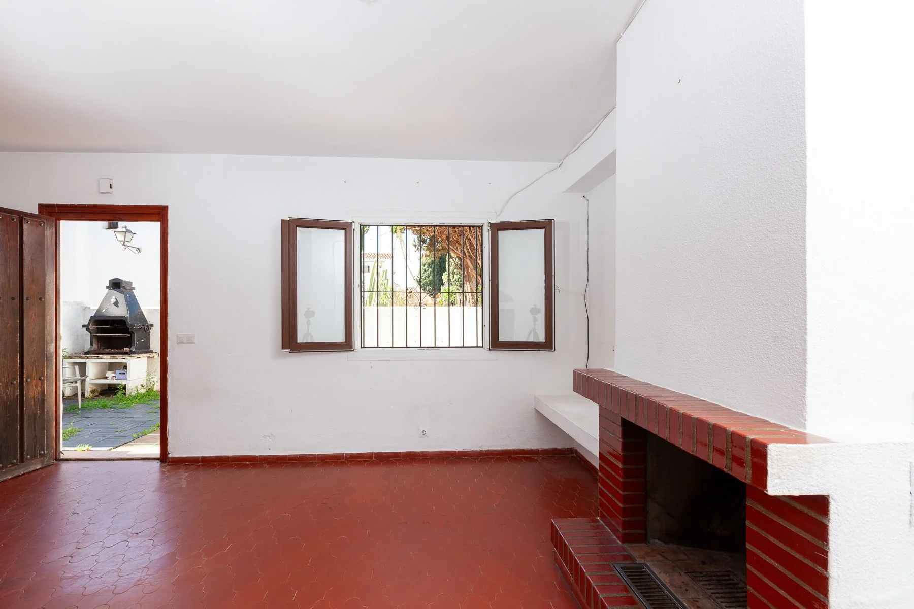 Spacious open-plan living room in Xarblanca townhouse, highlighting a bright layout ready for modern interior design