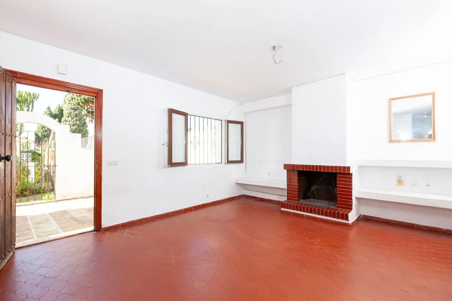 Spacious open-plan living room in Xarblanca townhouse, highlighting a bright layout ready for modern interior design