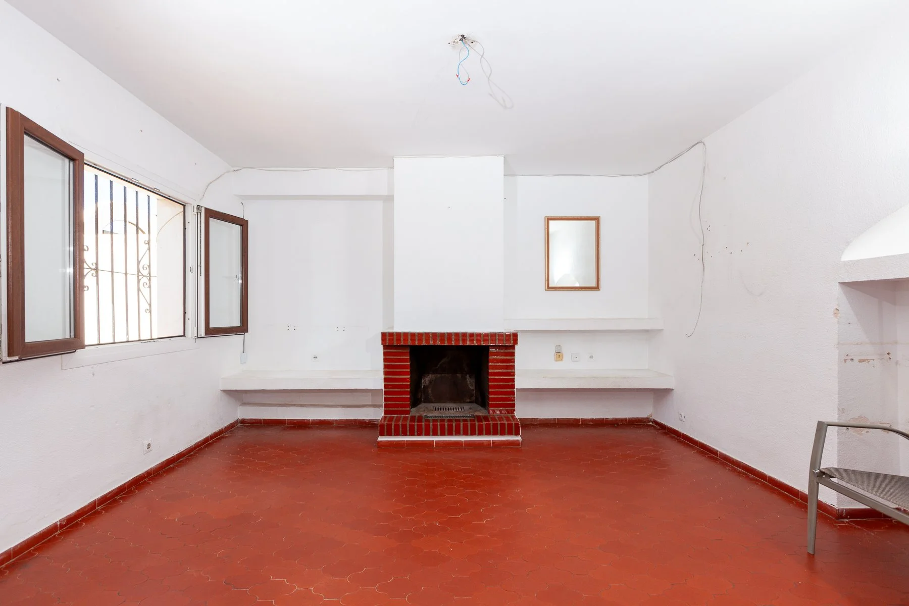Spacious open-plan living room in Xarblanca townhouse, highlighting a bright layout ready for modern interior design