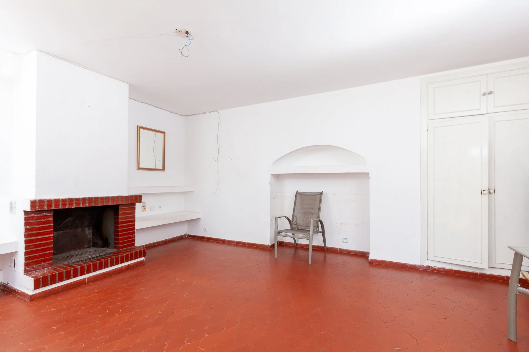 Spacious open-plan living room in Xarblanca townhouse, highlighting a bright layout ready for modern interior design