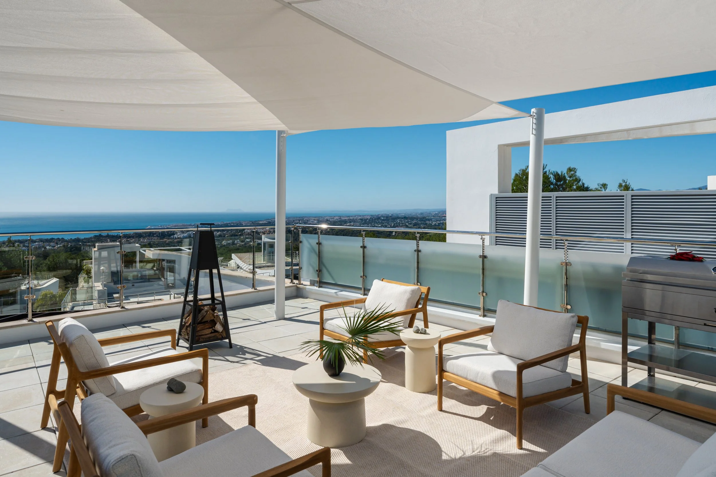 Rooftop Solarium &amp; Jacuzzi: The premier rooftop retreat of Meisho Hills CMH2497S, complete with a private jacuzzi and views spanning the Marbella coast.