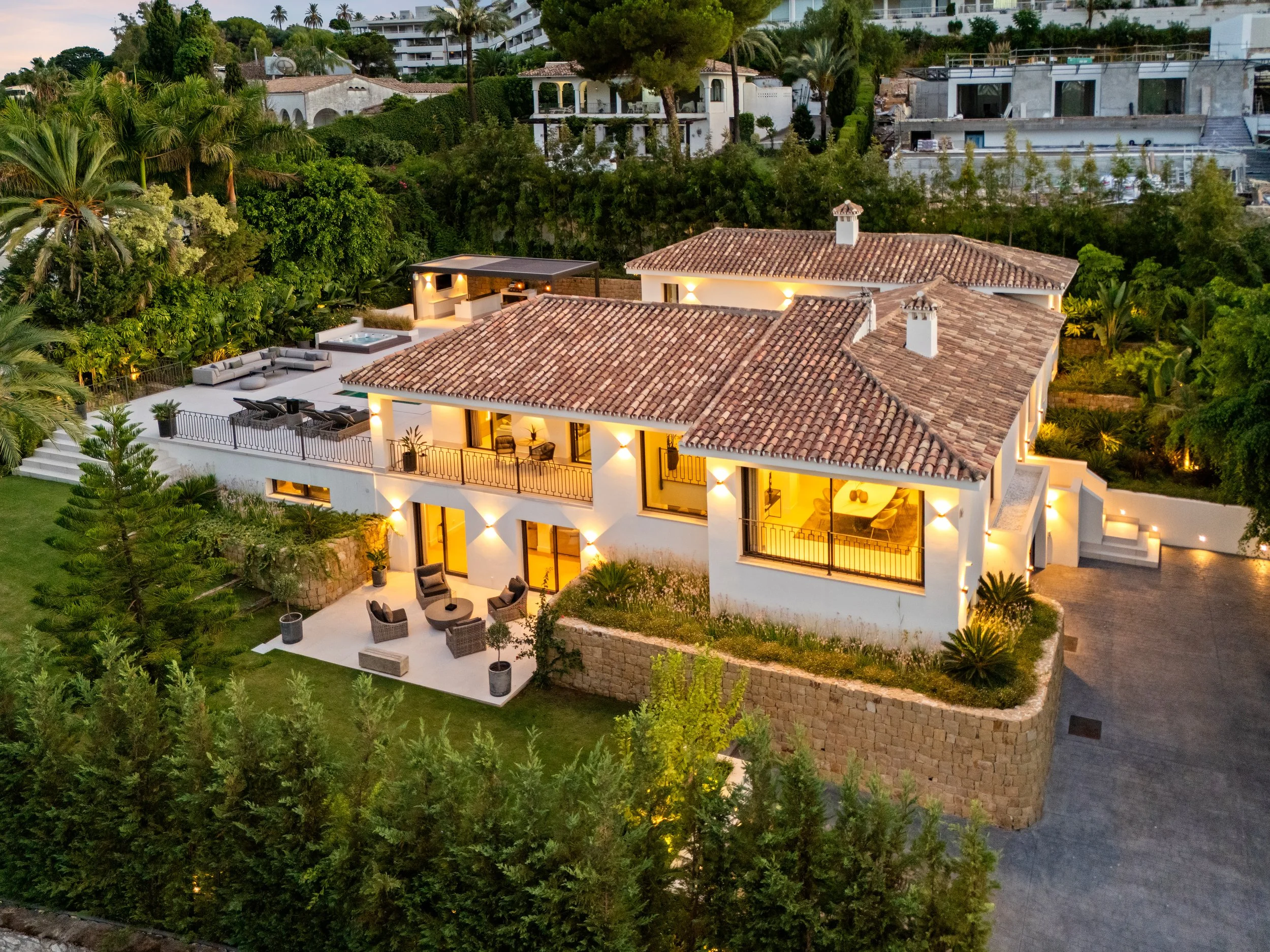 Aerial perspective of the 1,581 m² plot and contemporary architecture