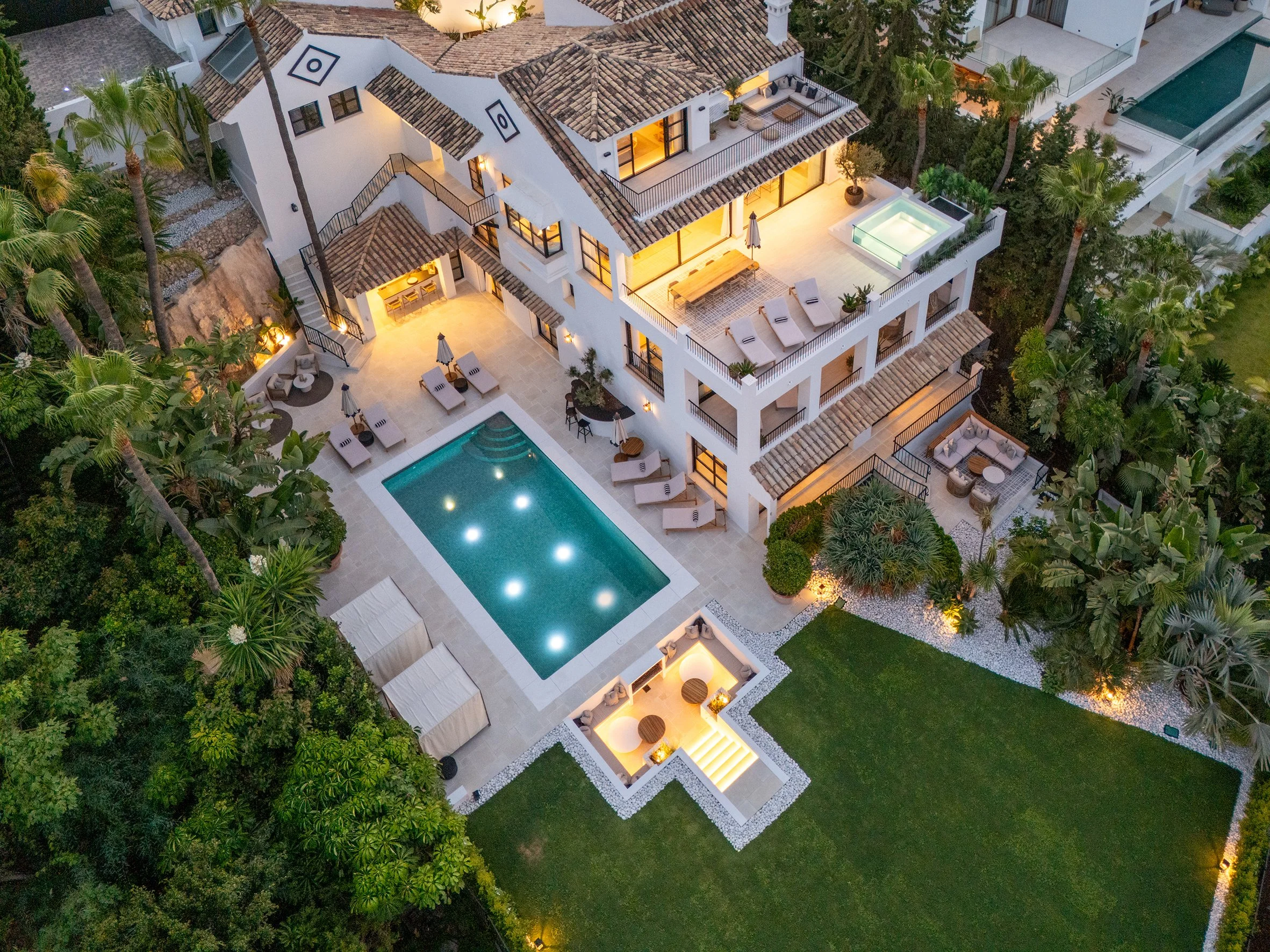 Aerial perspective of the villa’s layout, highlighting the privacy of the plot within Nueva Andalucía.