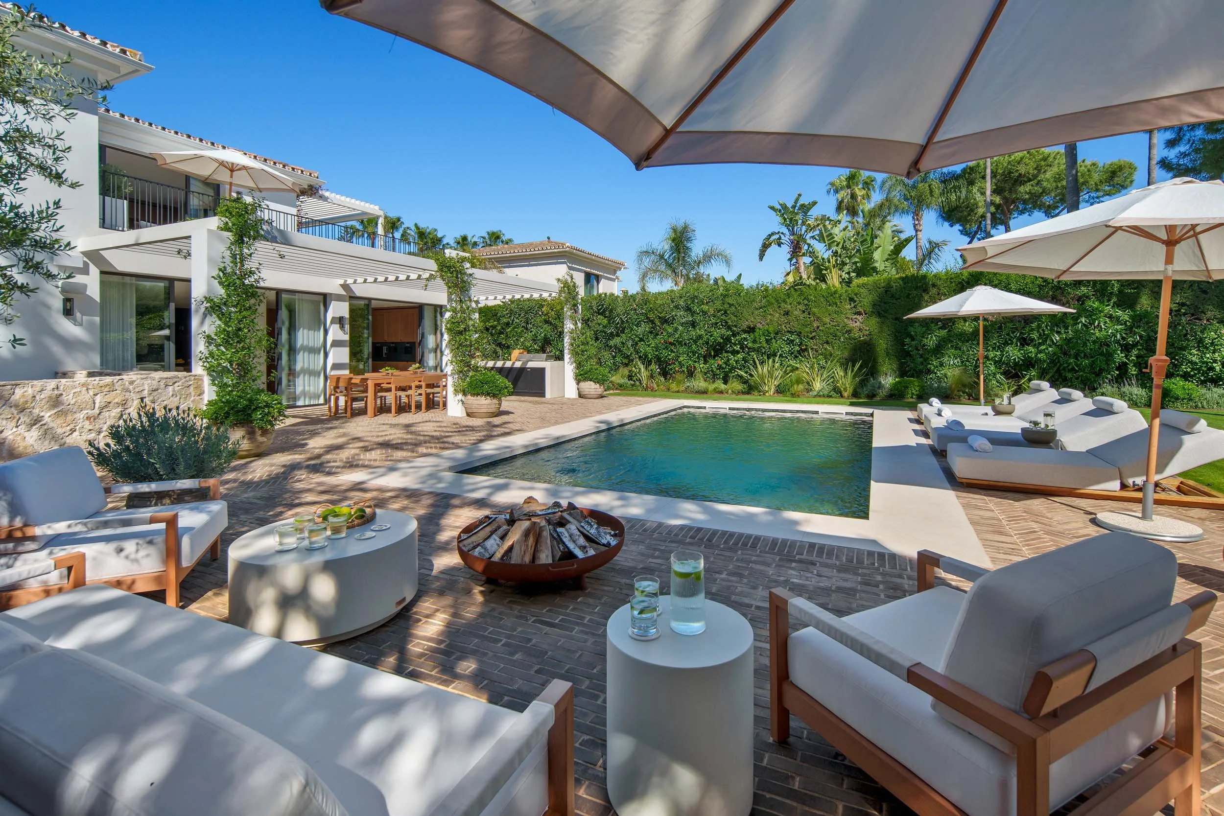 nueva-andalucia-modern-villa-interior-design-CMH2561S13.jpg