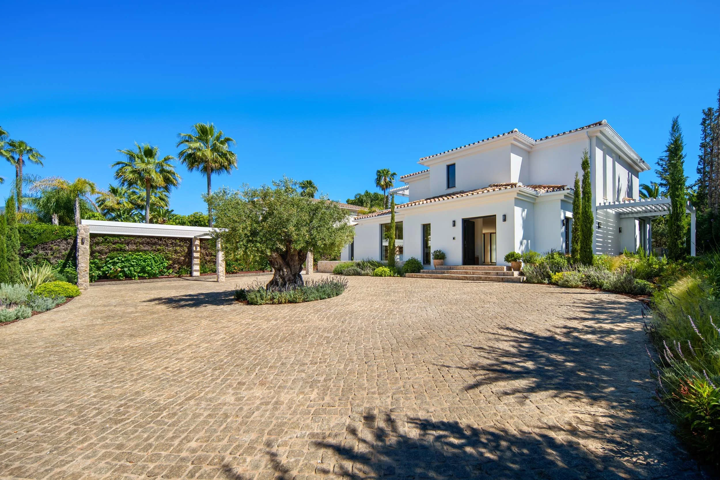 private-villa-entrance-luxury-driveway-marbella-CMH2561S.jpg