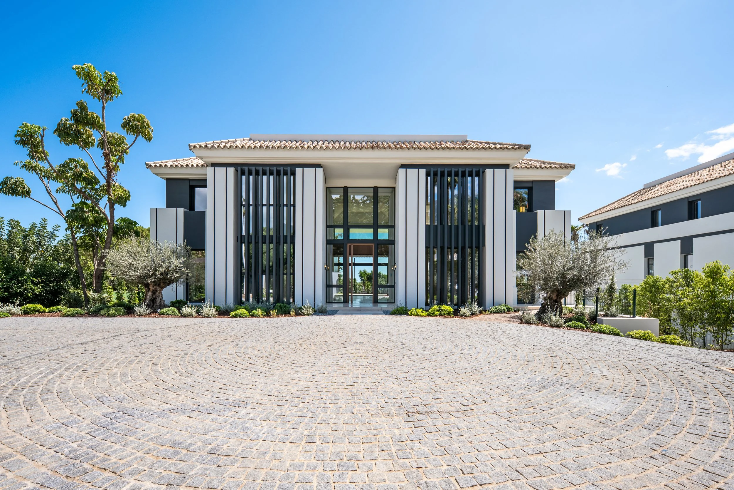 Contemporary Estate by Tobal Arquitectos on the Golden Mile)