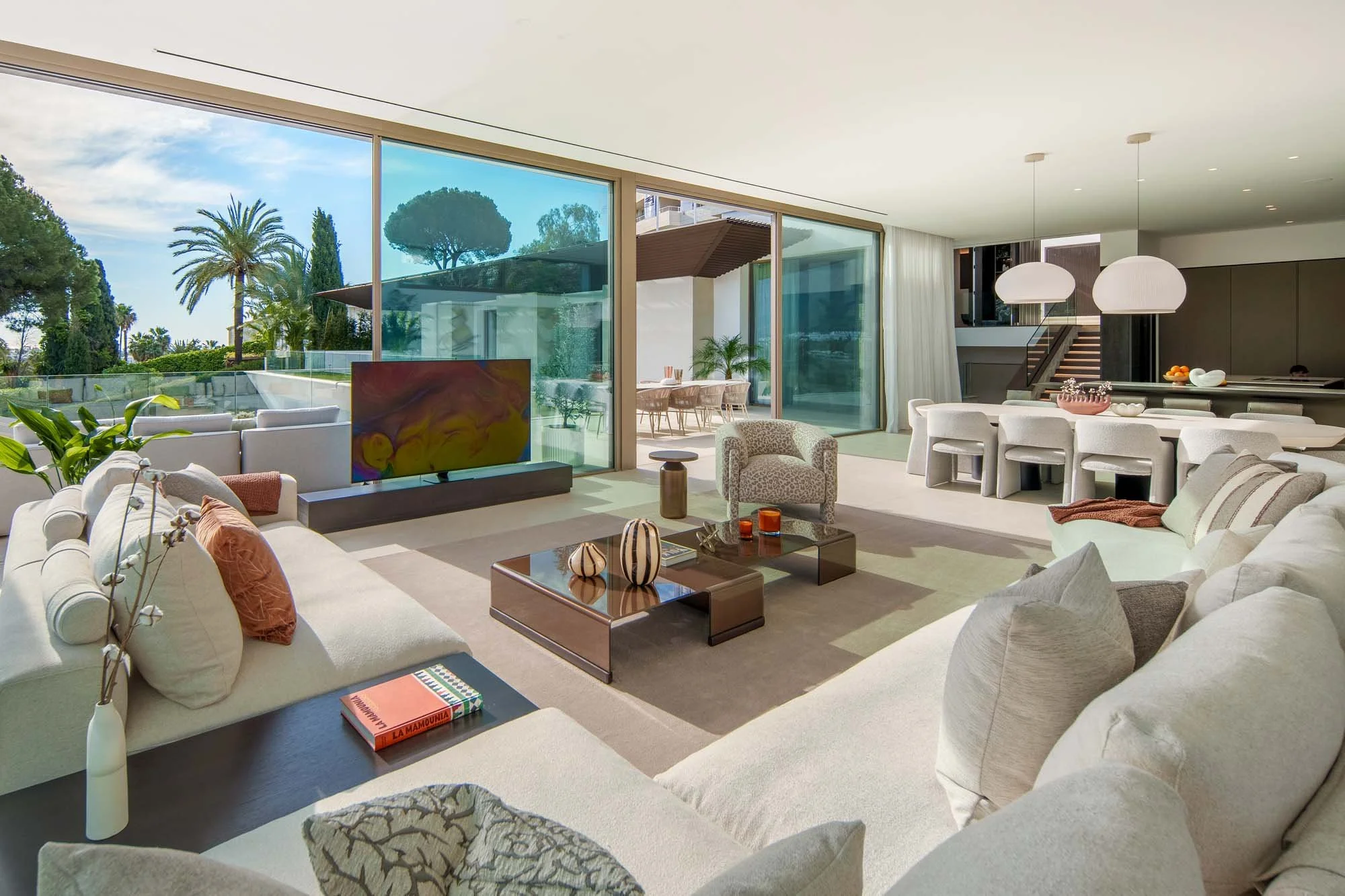 Open-Plan Living with Corner Glass Architecture