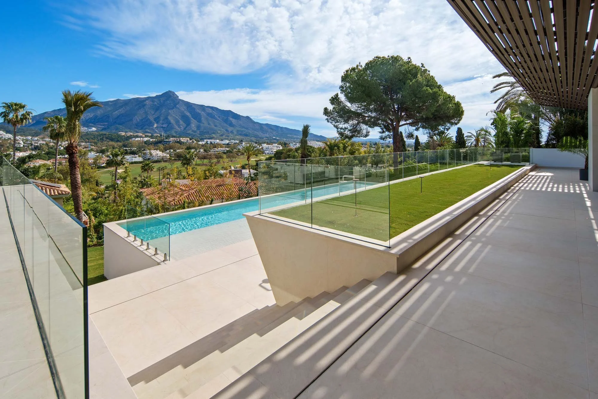 Seamless Poolside Transitions