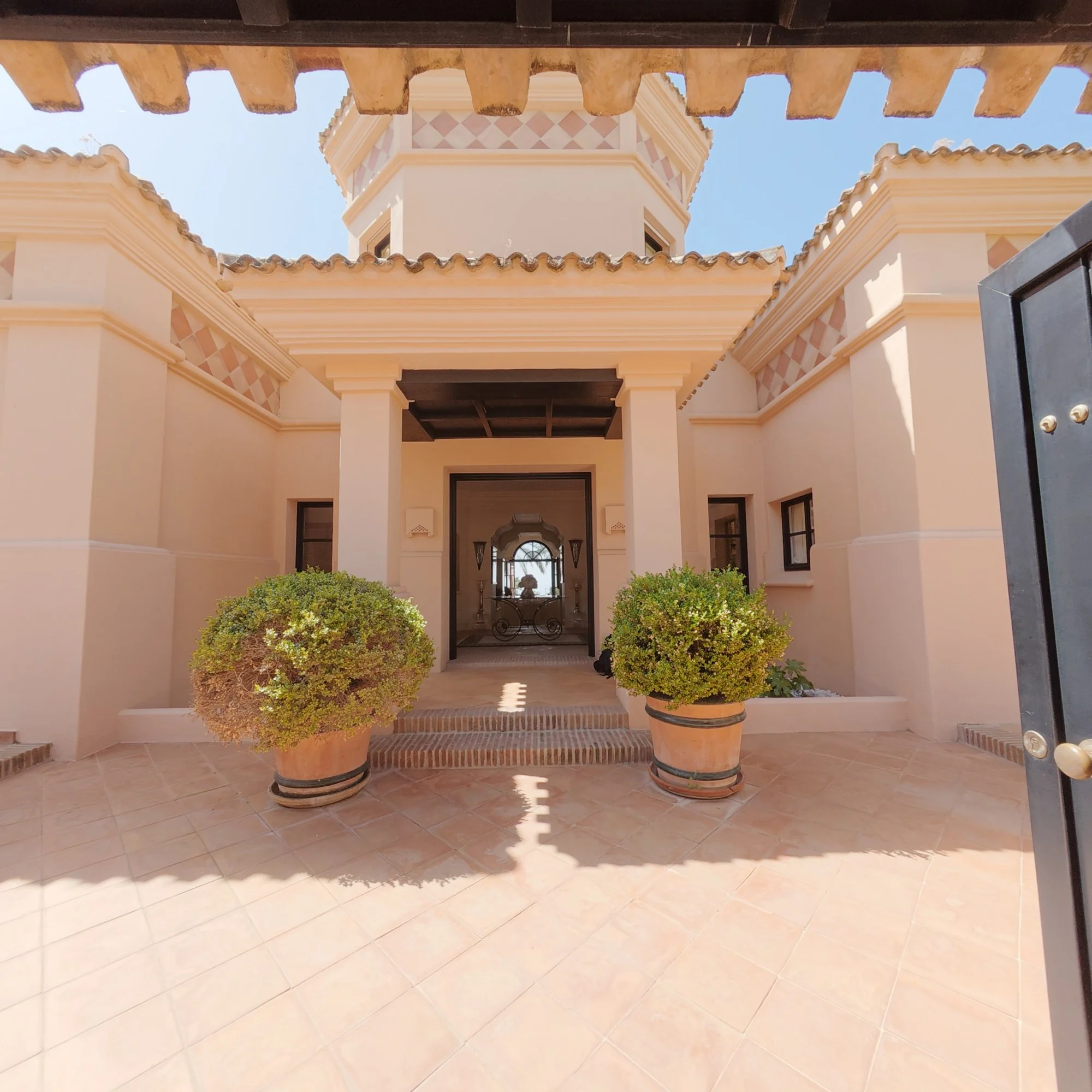 The Art of First Impressions: Grand Entrance Vestíbolo