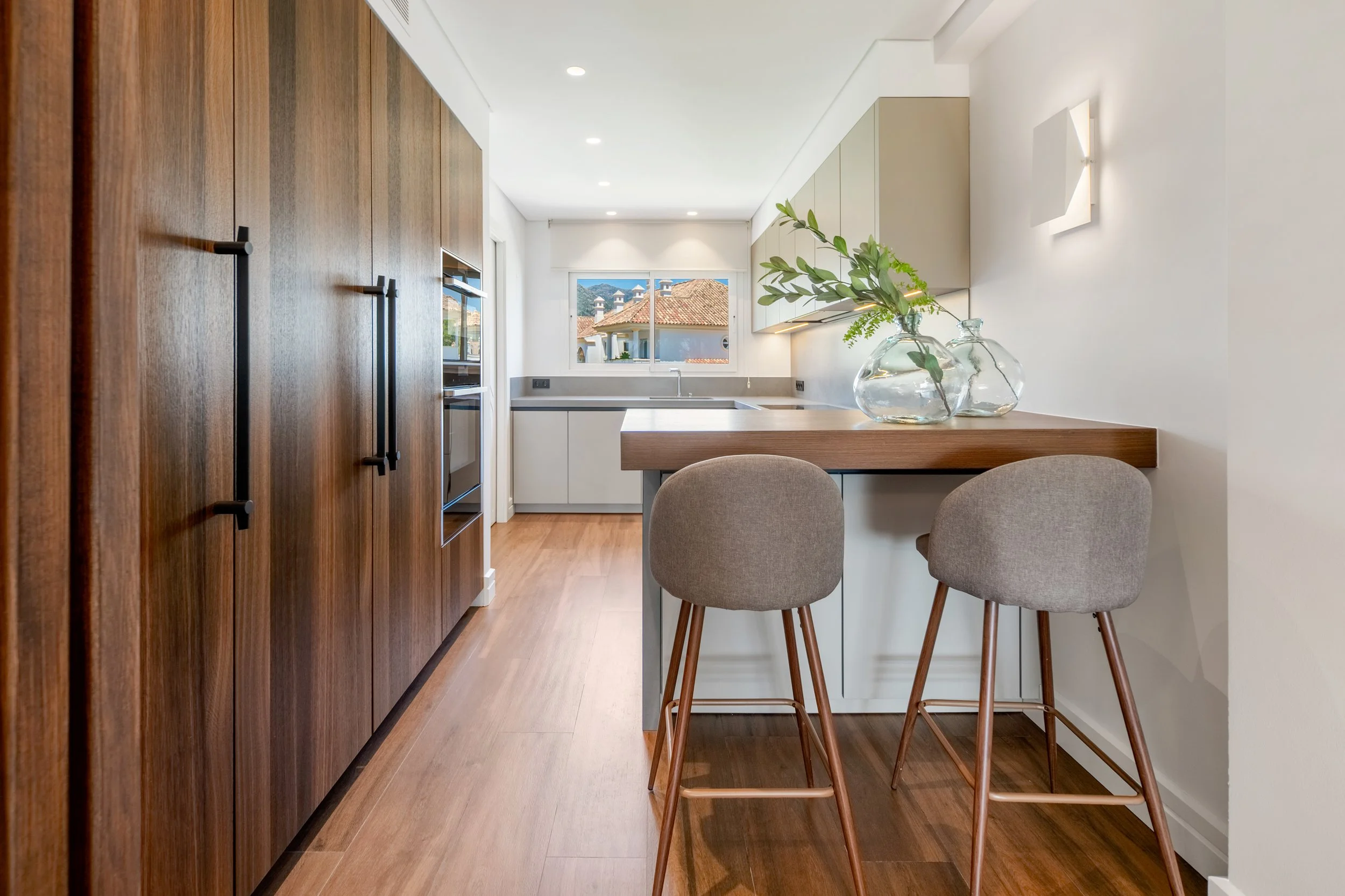 Contemporary Kitchen &amp; Casual Dining Bar