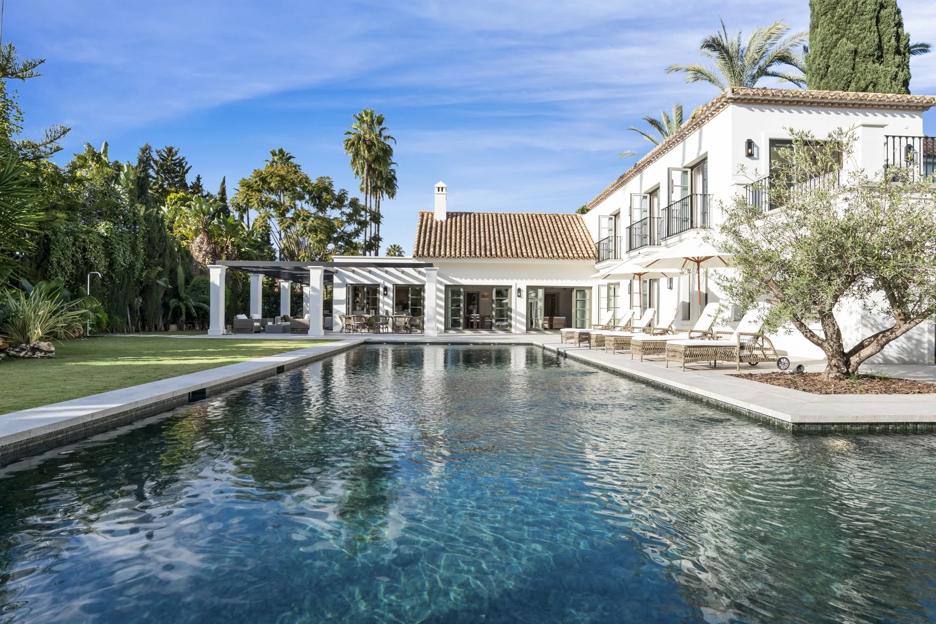 luxury-villa-swimming-pool-nueva-andalucia-marbella-CMH2550s.jpg