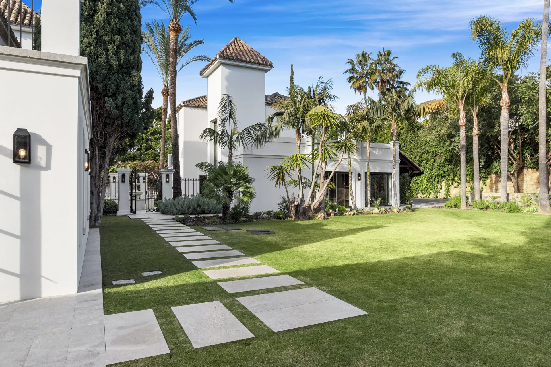luxury-villa-front-entrance-architecture-marbella-CMH2550s.jpg