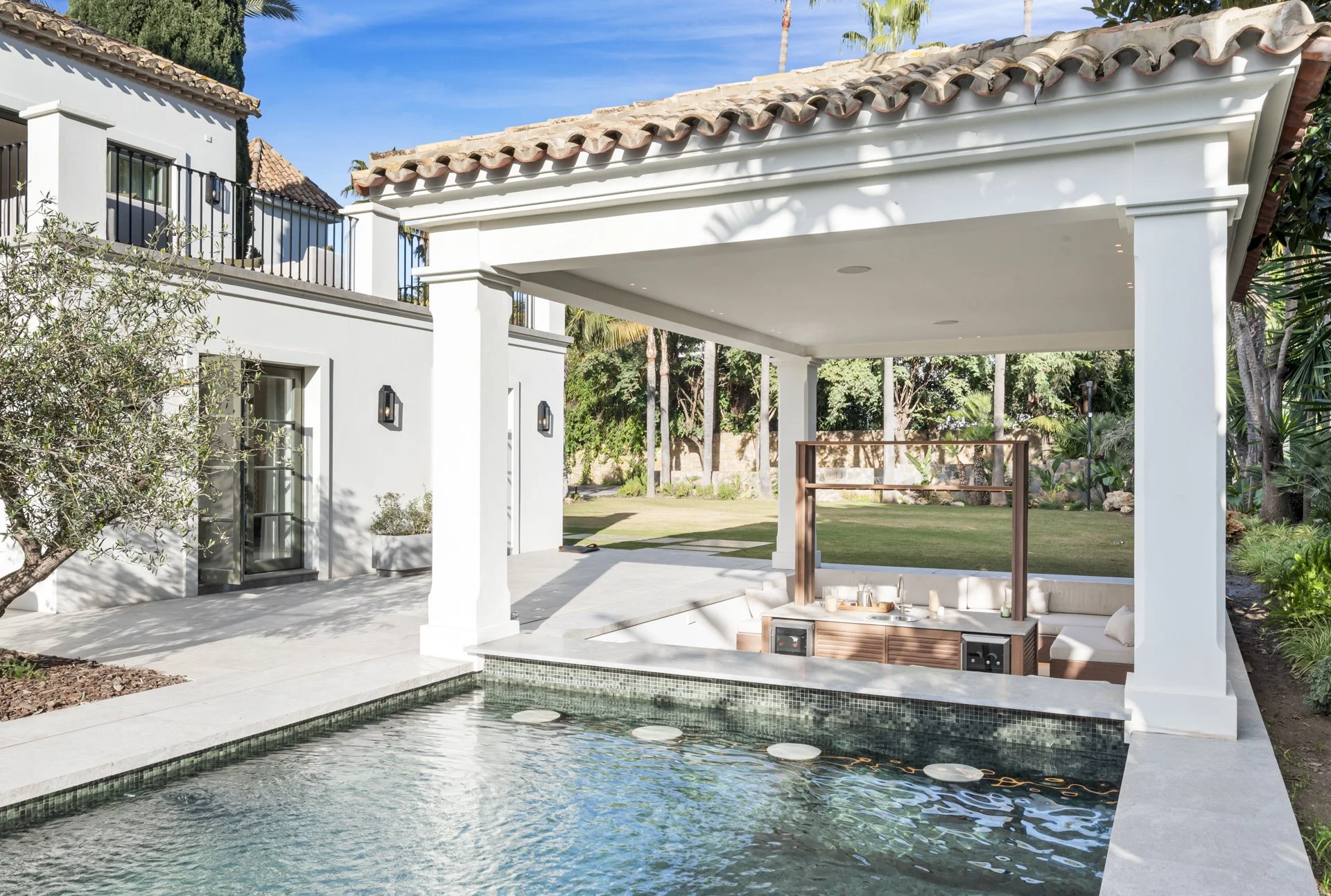 sunken-poolside-lounge-outdoor-bar-nueva-andalucia-CMH2550s.jpg
