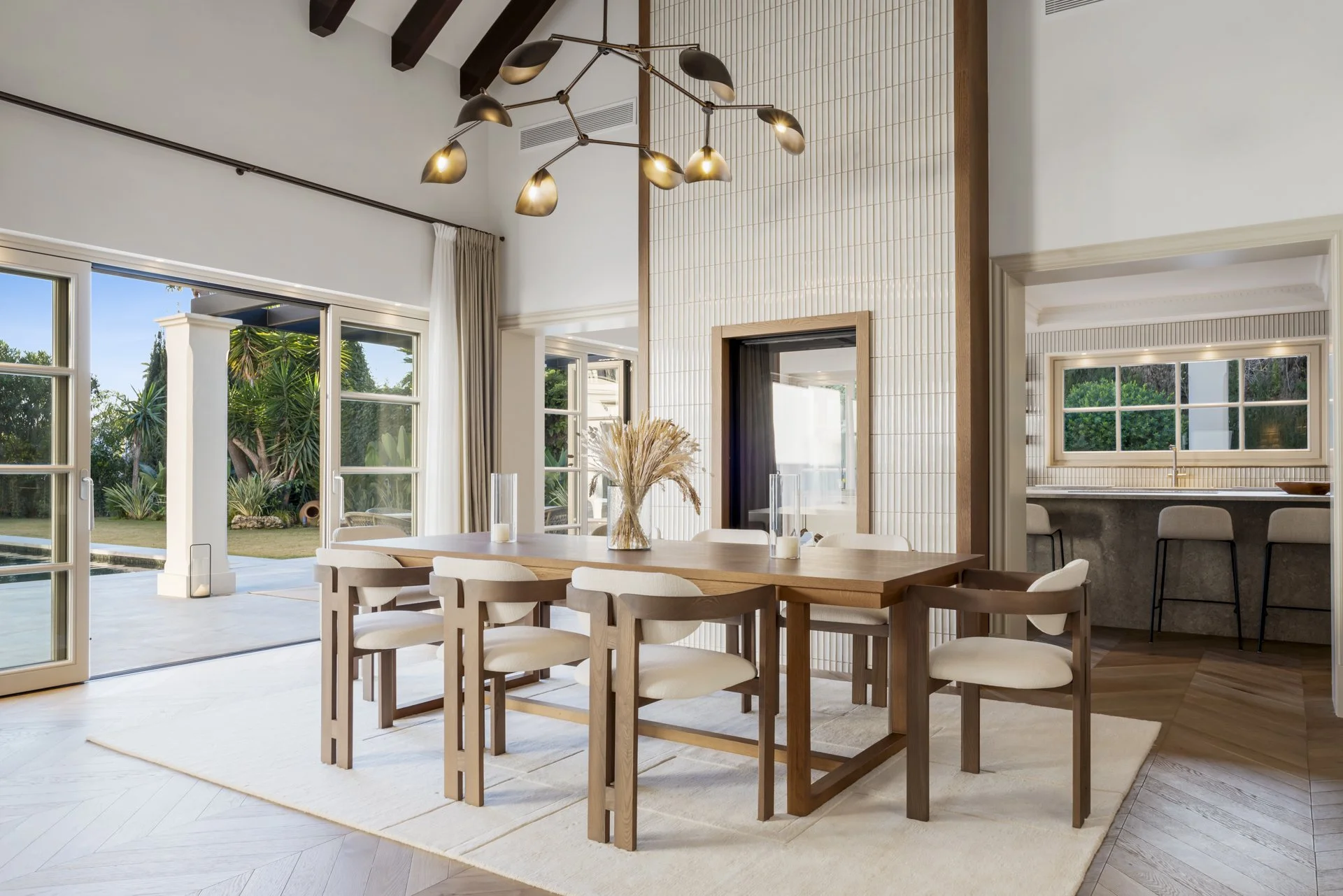 uxury-dining-room-timber-detailing-marbella-CMH2550s.jpg