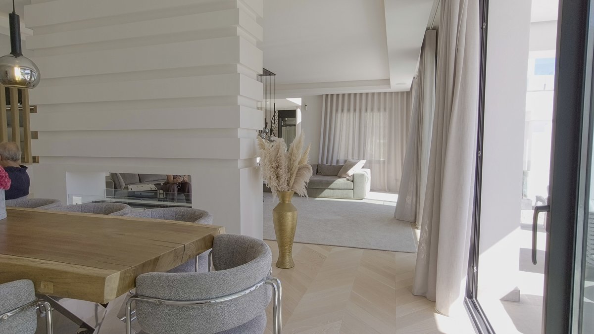 Elegant dining area adjacent to designer kitchen | CMH-15793-PR