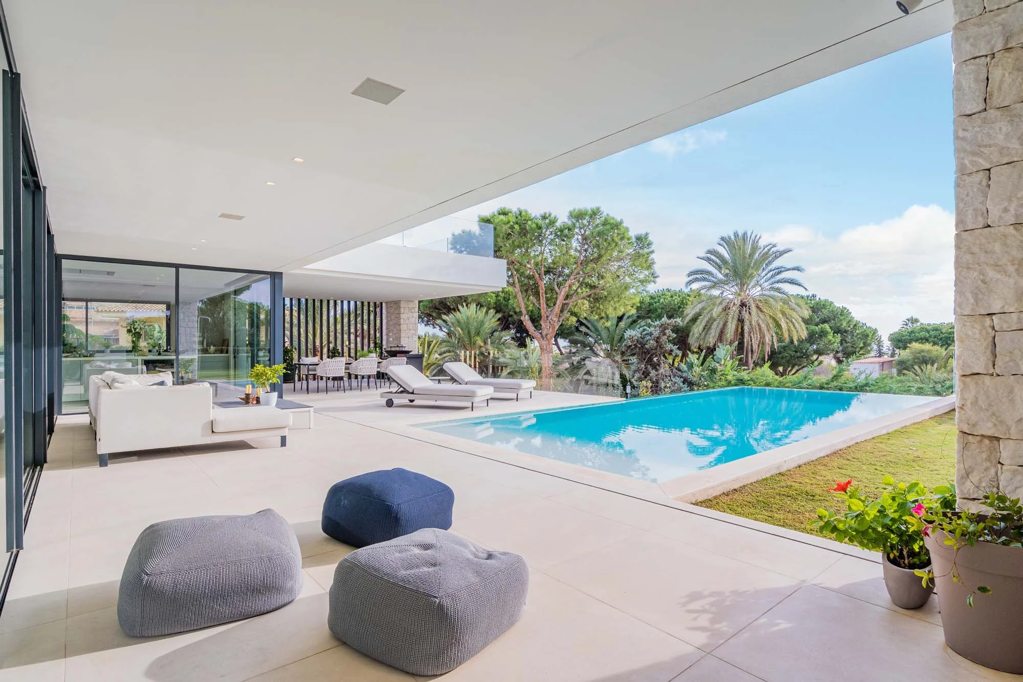 Covered Poolside Lounge