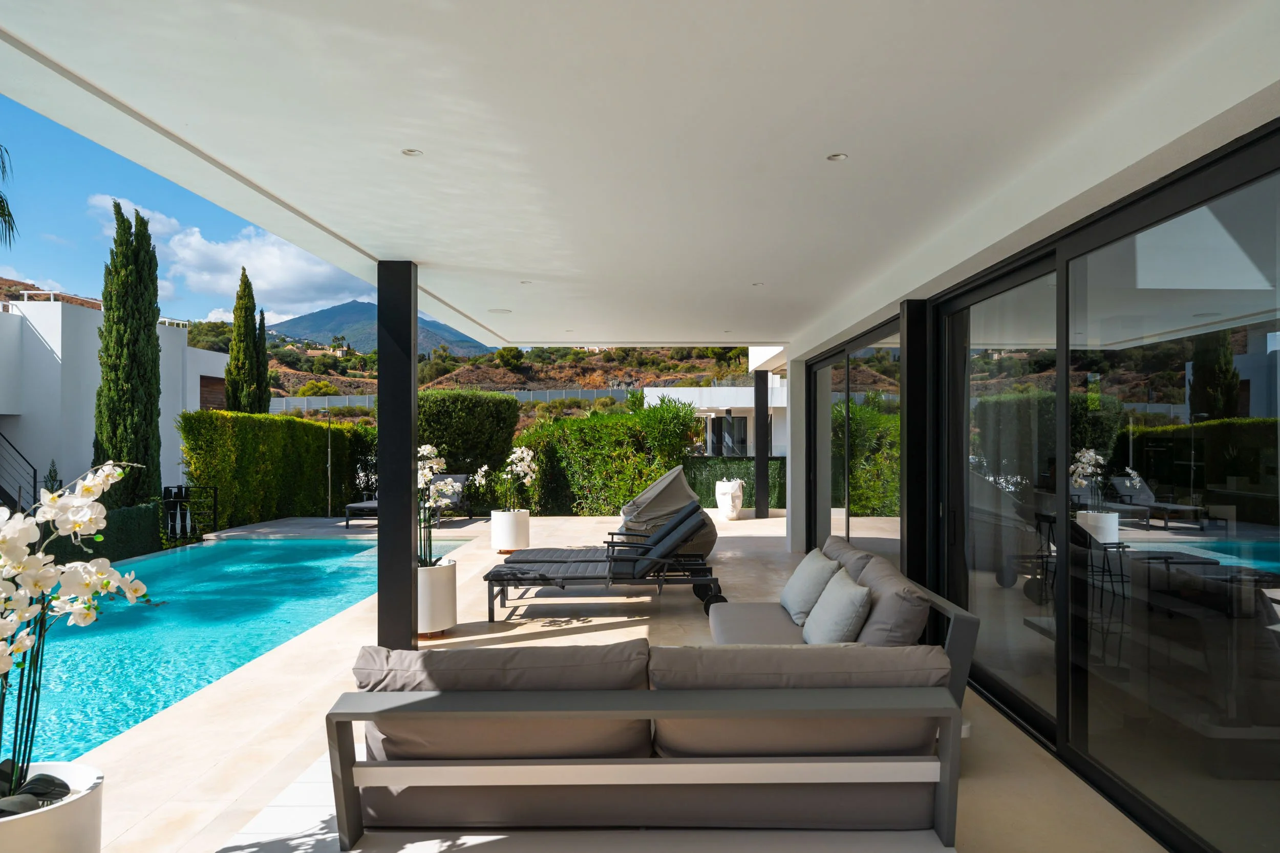 Covered Outdoor Lounge Terrace | CMH2666s