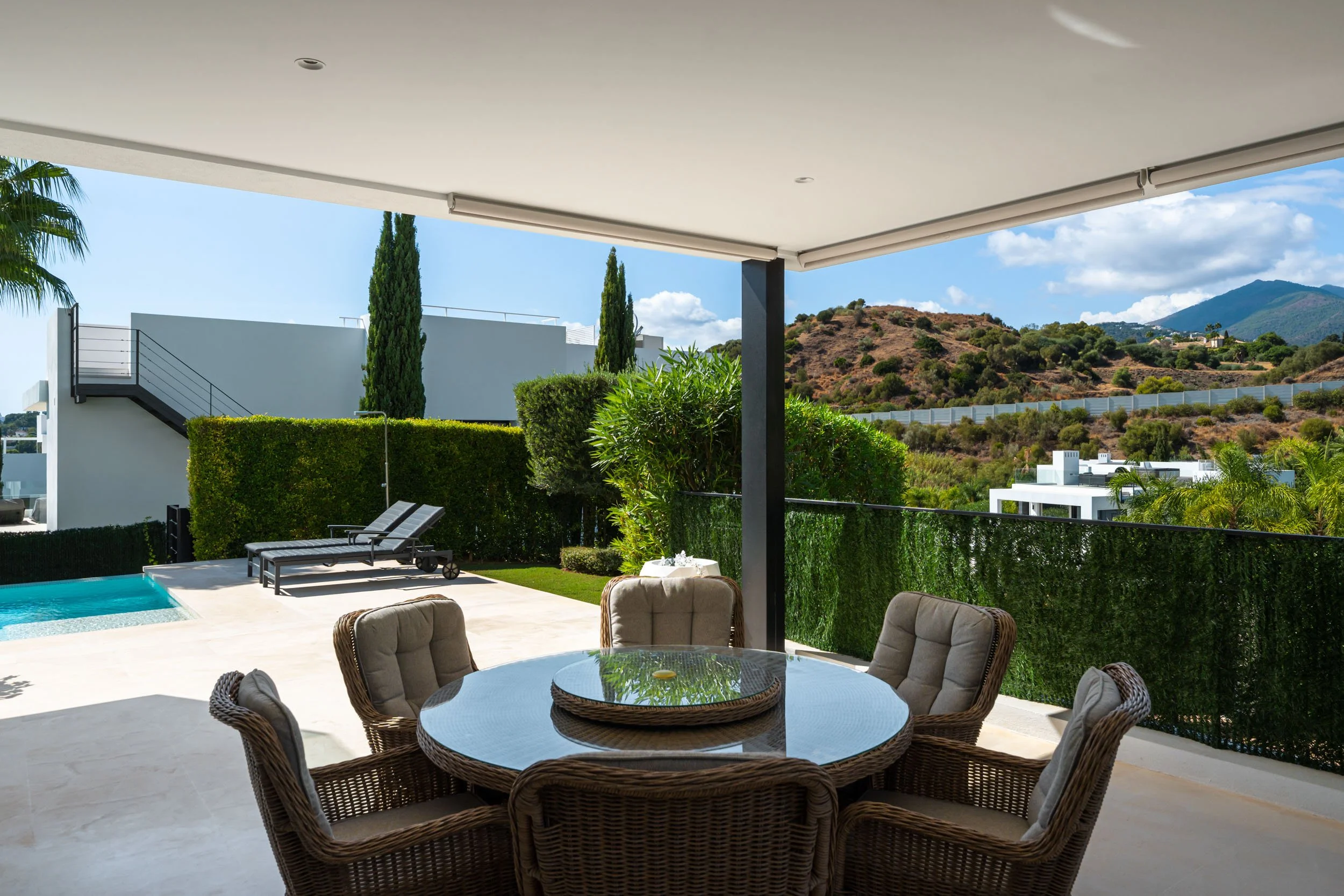 Al Fresco Dining Area with Mountain Backdrop | CMH2666s