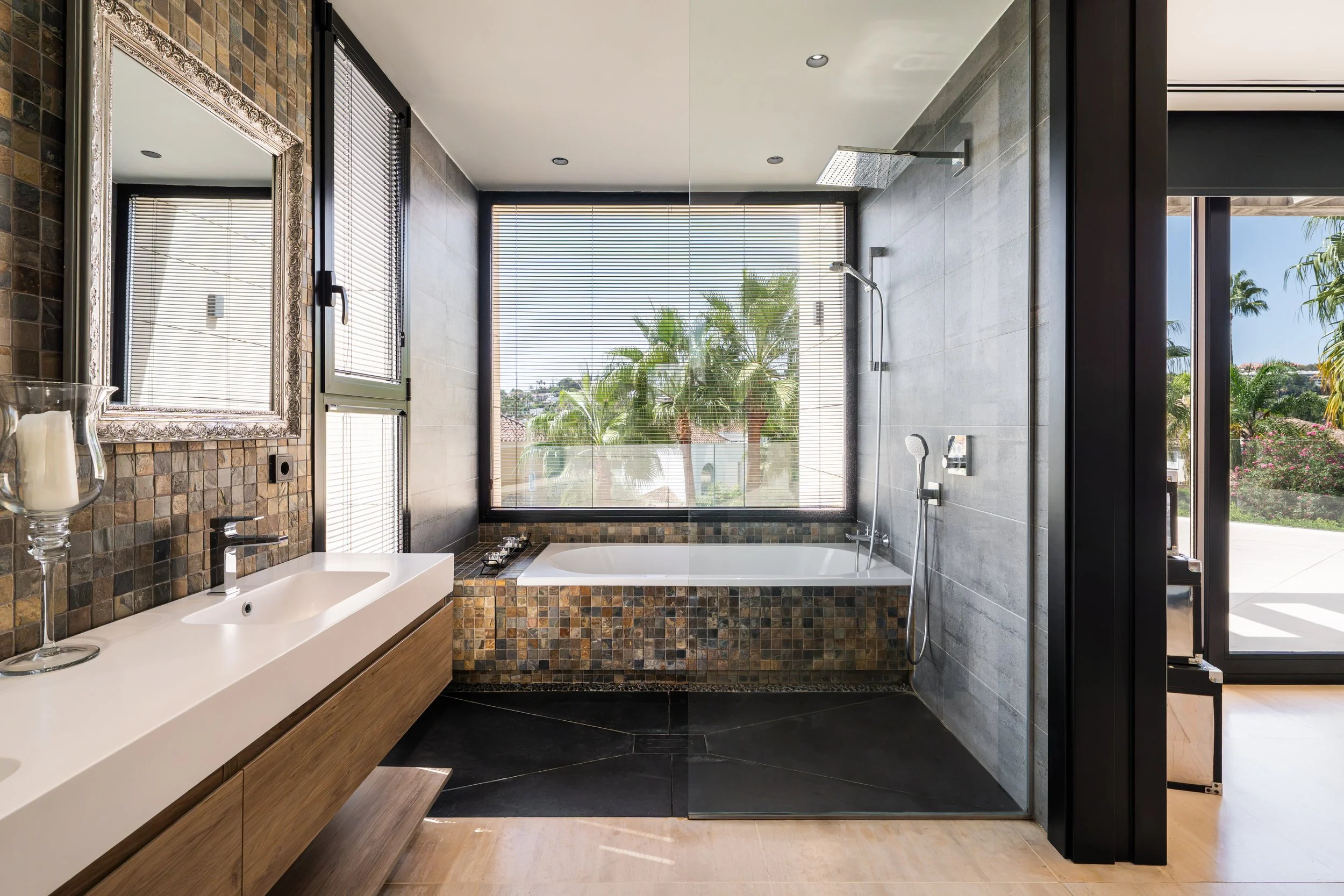 Primary En-Suite Bathroom with Feature Bath | CMH1122s