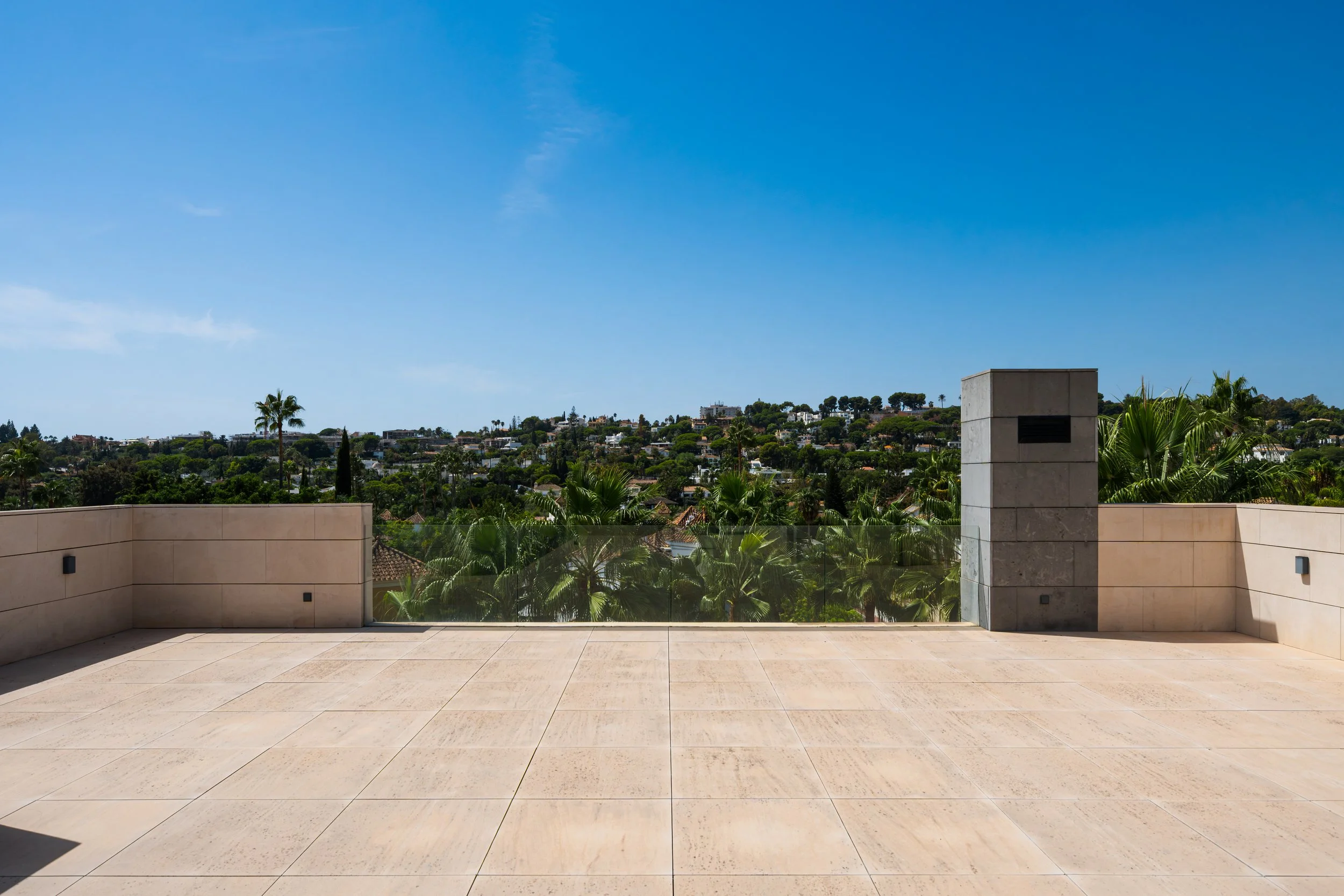 Expansive Rooftop Solarium &amp; Valley Views | CMH1122s
