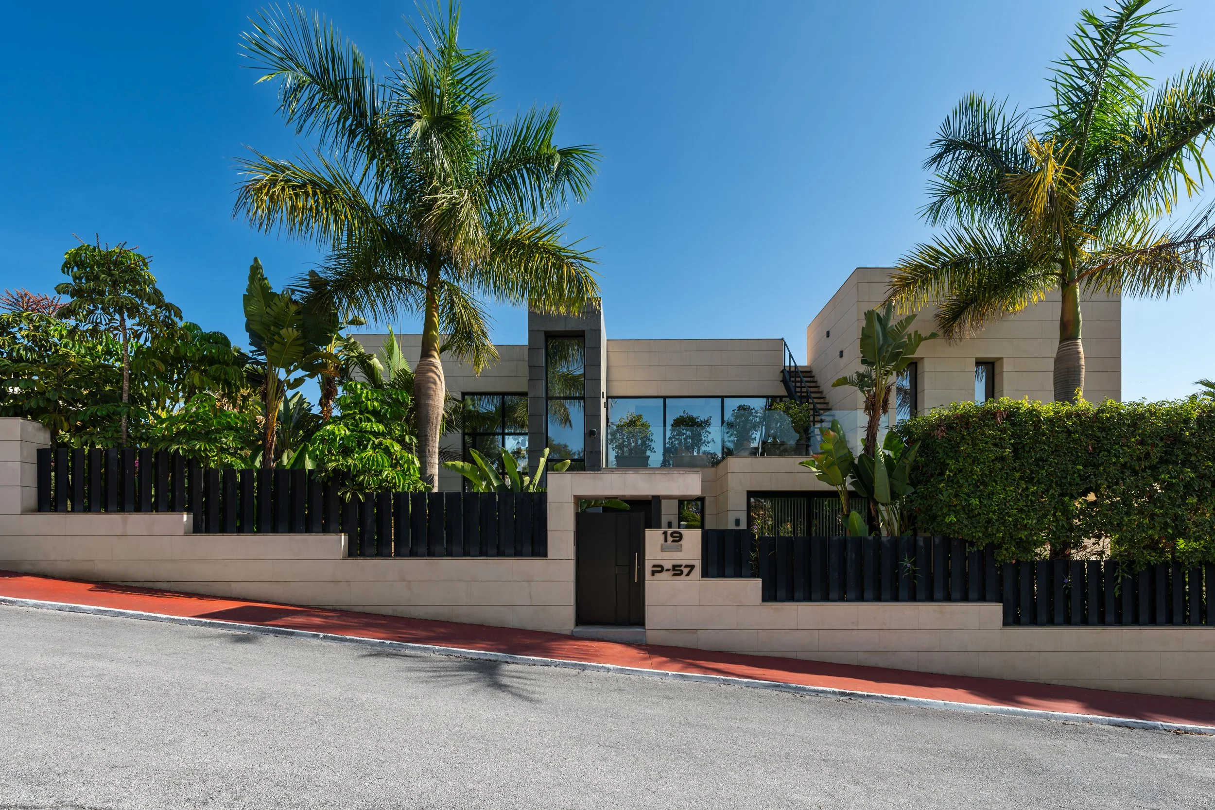Private Gated Entrance &amp; Architectural Frontage | CMH1122s