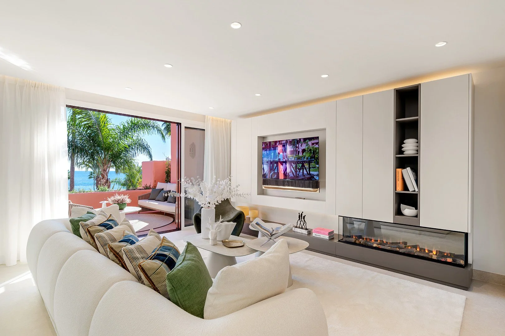 180° Panoramic Vistas: Breathtaking, unobstructed sea views that span the horizon, visible from both the main living areas and the private master suite.