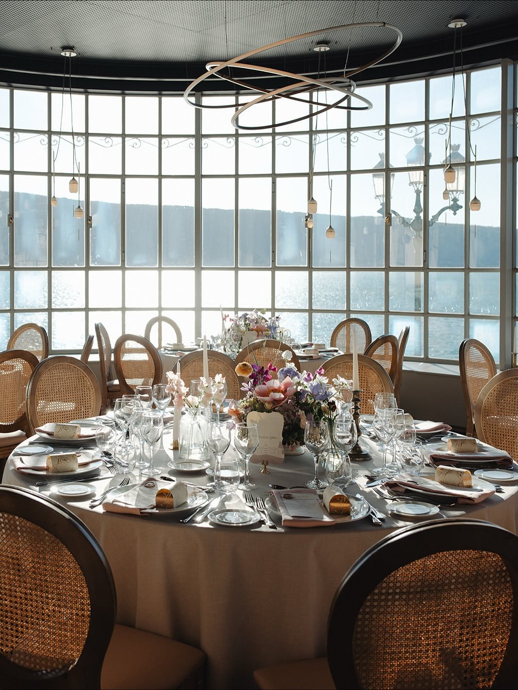 Dinner with lake view! ✨
Wedding last May in Annecy.

Featured on @wed_vibes 

Planning &amp; design @despinoywedding
Coordination team @amoroevents @leonie_leplaideur
Venue &amp; Catering @palace_de_menthon
Photo &amp; film @alchemia.photoandfilm
DJ