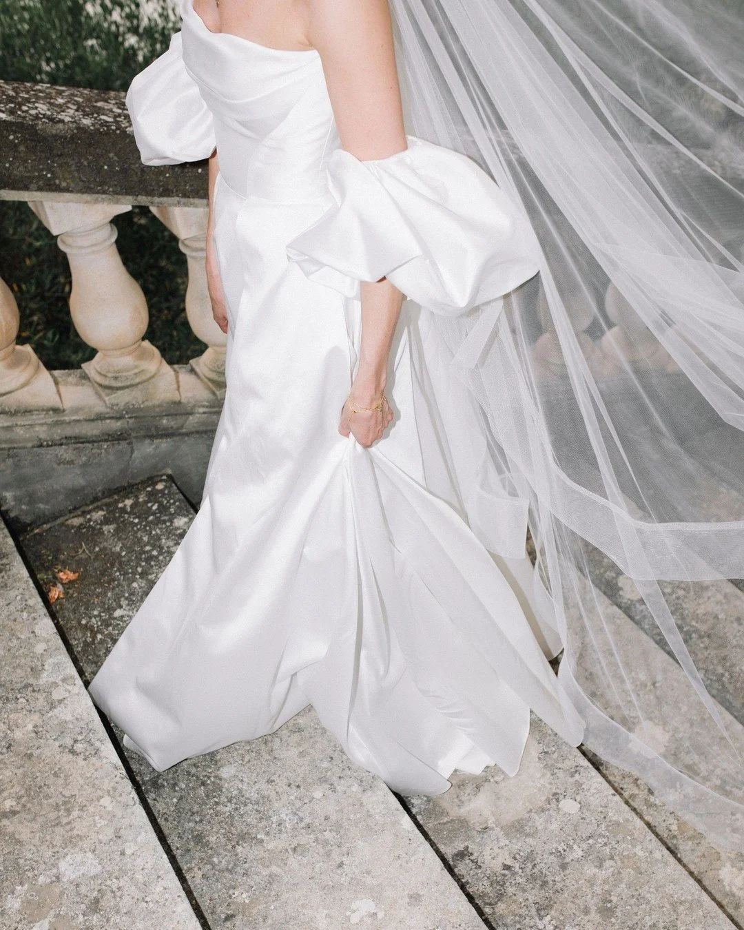 Who said you can&rsquo;t use flash in daylight? Not me.
Obsessed with these candid, effortless moments of the bride heading up the stairs, simple, chic, and just a little bit fashion.

Photo &amp; Video @stephanandnakita
Dress designer @sarahseven
Br