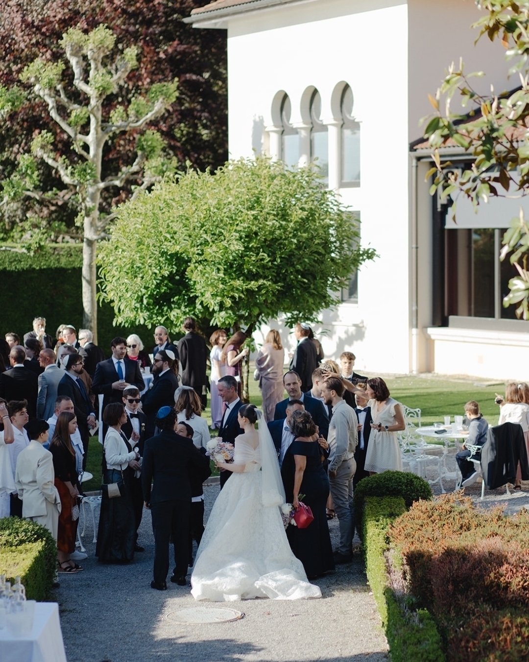 After the emotions of the ceremony, you can finally relax, enjoy some drinks and food, and take it all in. Cocktail hour is often one of the favorite moments for both the couple and the guests. And it&rsquo;s custom in France to have a 2h reception d