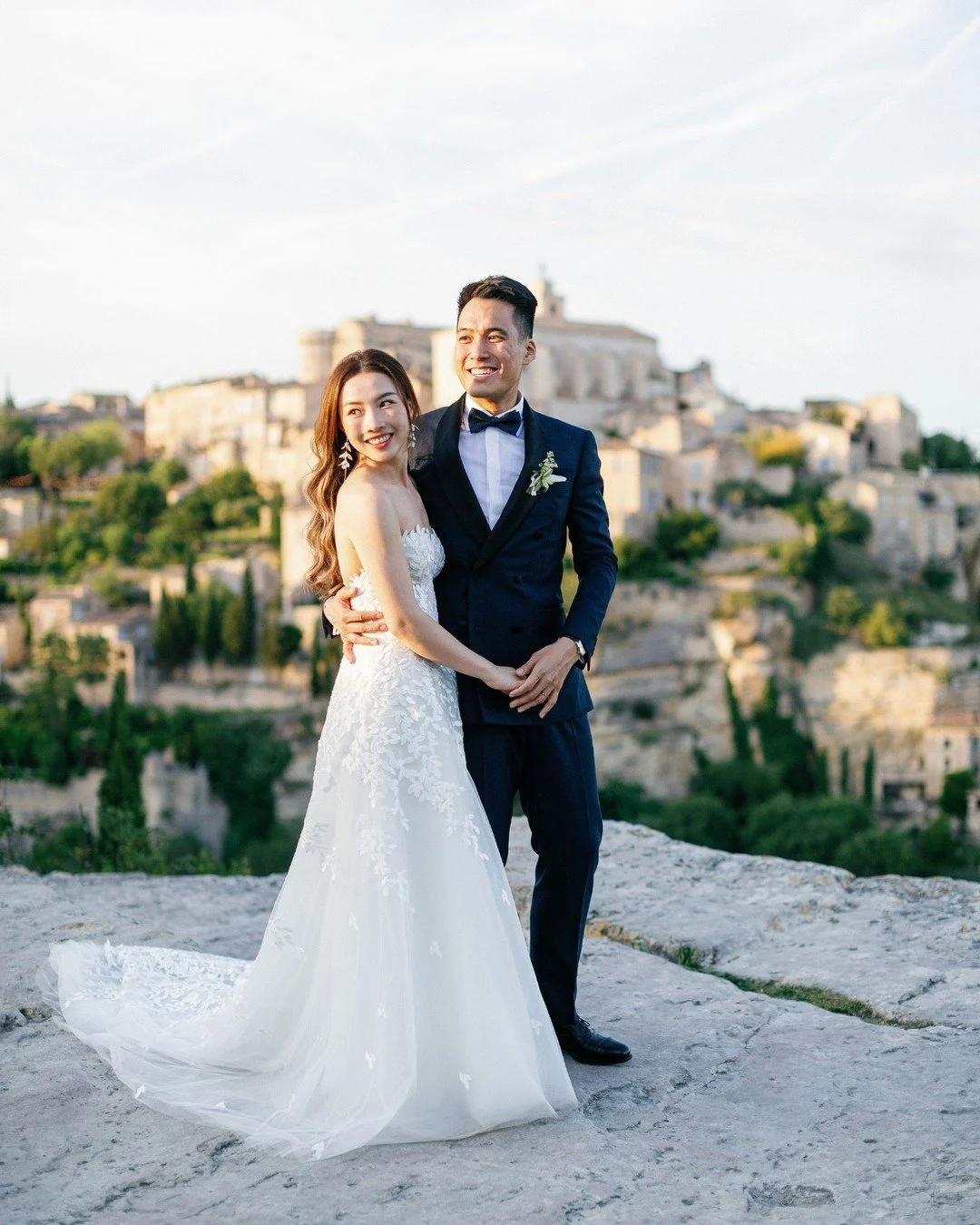 Look how happy they are! This moment, at the top of the hill with Gordes as a backdrop&hellip; it says everything. Pure joy, fully present, not a single worry in sight. That kind of ease doesn&rsquo;t just happen. When a wedding feels this effortless