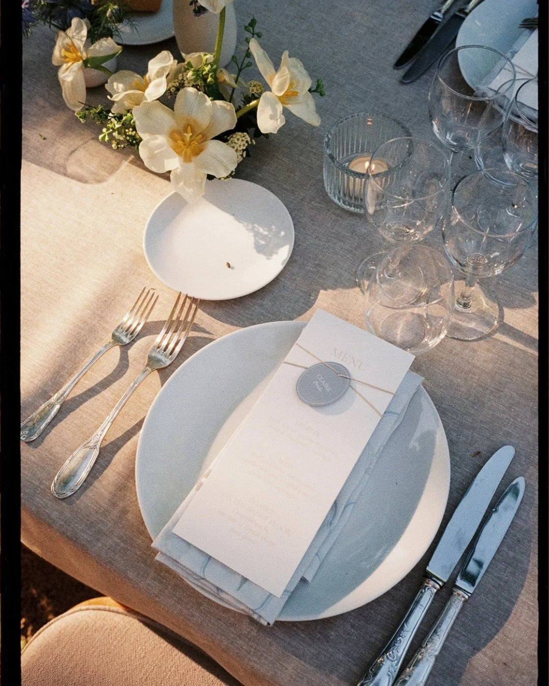 Film photography really brings something different, more intention, more candid moments, more authenticity.
And the story behind this wedding is that I genuinely loved every part of the design process. I worked very closely with the bride, who had an