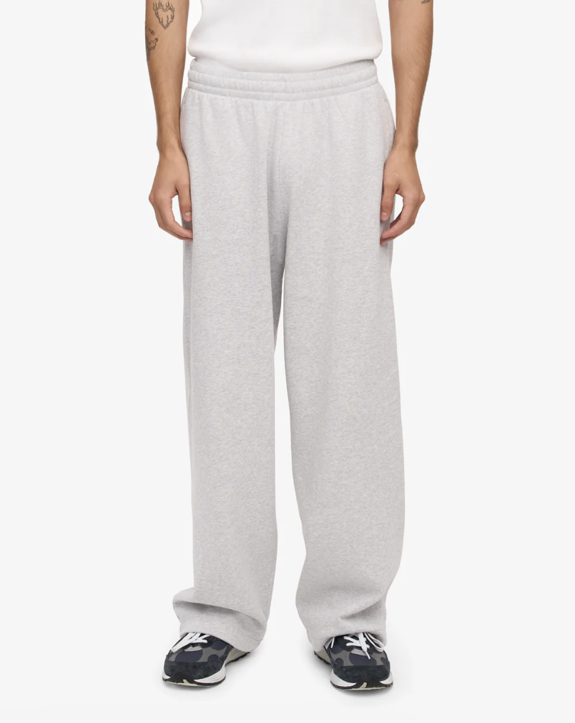 homme qui porte un jogging gris chiné ample