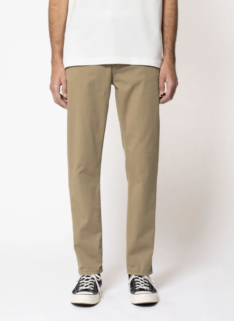 homme qui porte un chino slim beige classique