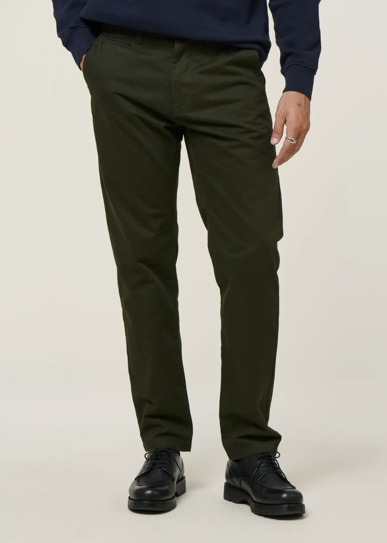 homme qui porte un chino droit vert kaki