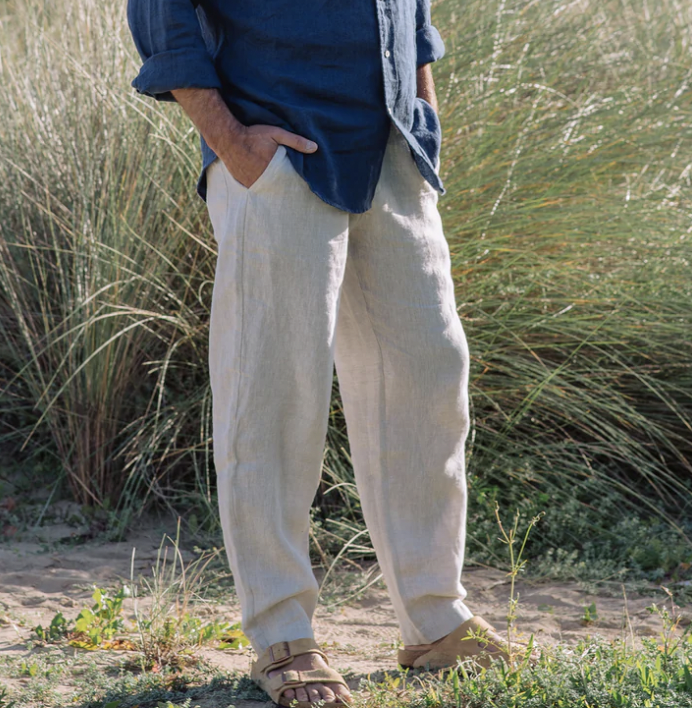 pantalon en lin porté par un homme à la plage