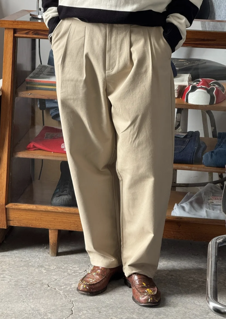 homme qui porte un pantalon large beige