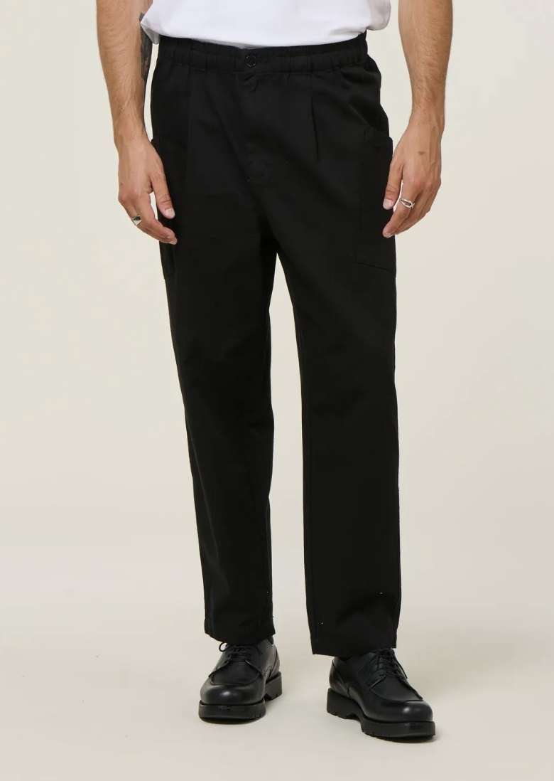homme qui porte un pantalon noir cargo